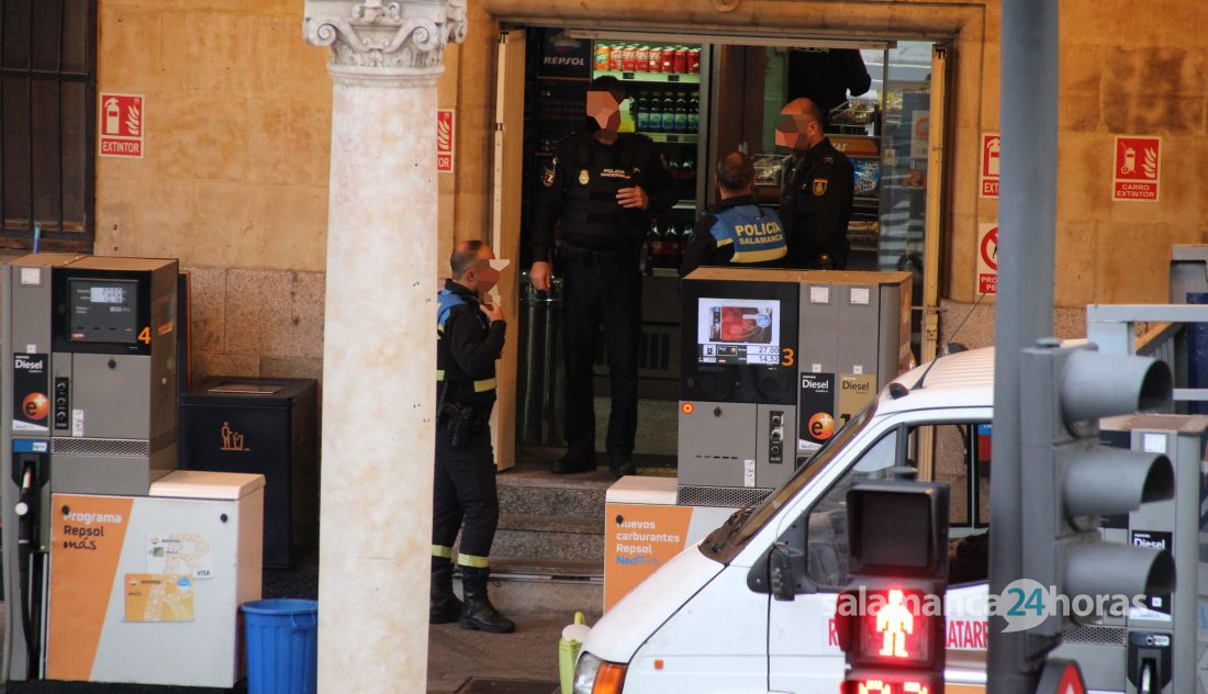 Un Hombre Atraca Con Un Cuchillo De Grandes Dimensiones La Gasolinera