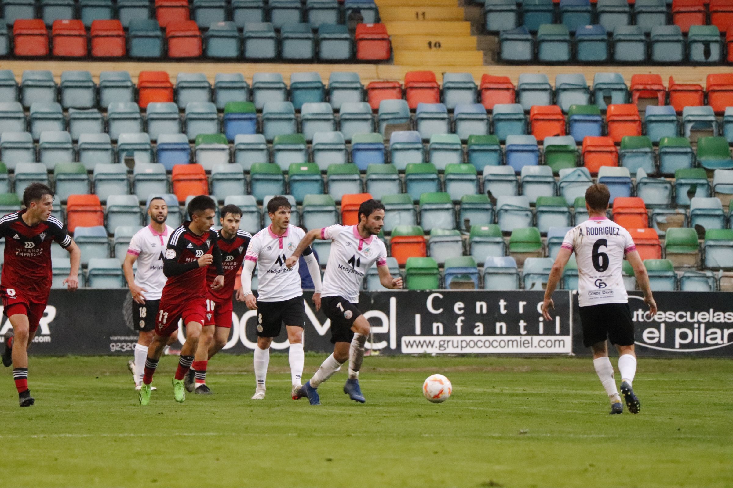 El Salamanca CF UDS se deja dos puntos en el Helmántico y el Santa