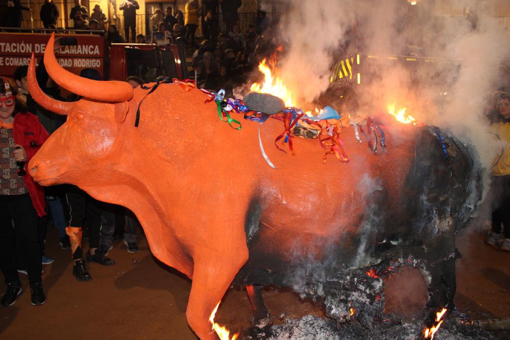 La quema simbólica de la estatua de un toro pone fin a un masivo