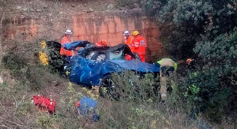 Dos muertos y tres heridos tras salirse de la vía y caer por un