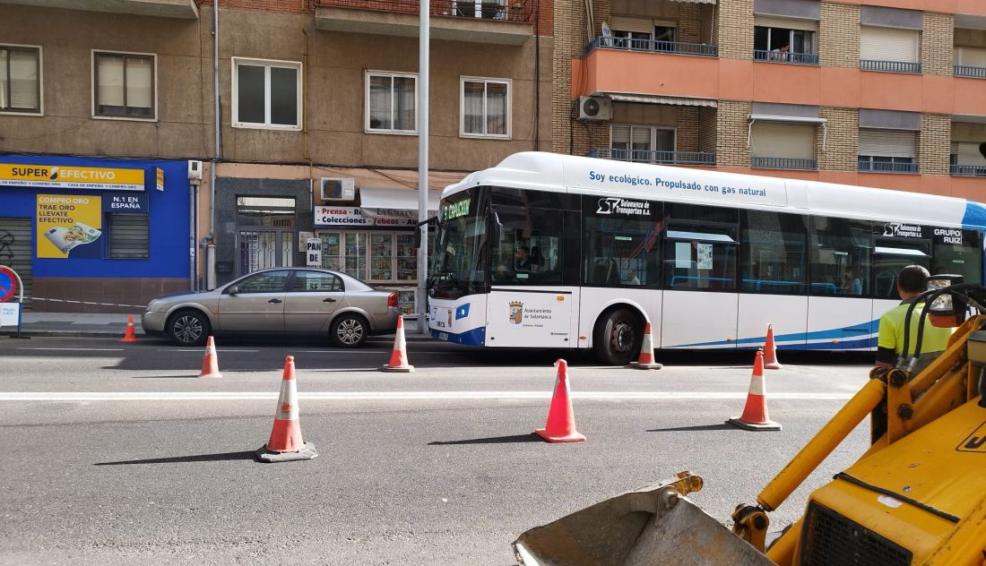 Un autobús queda atascado en una zona de obras de la avenida de