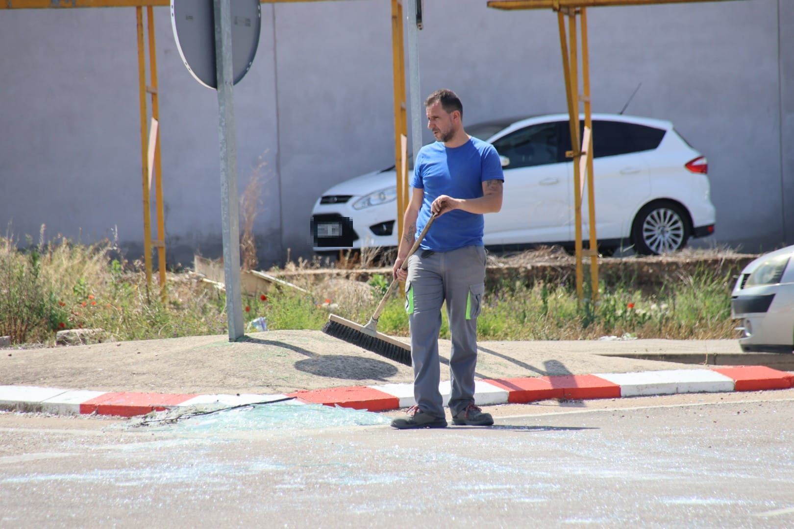 Galer A Un Cami N Pierde La Carga De Cristales En El Pol Gono De Los