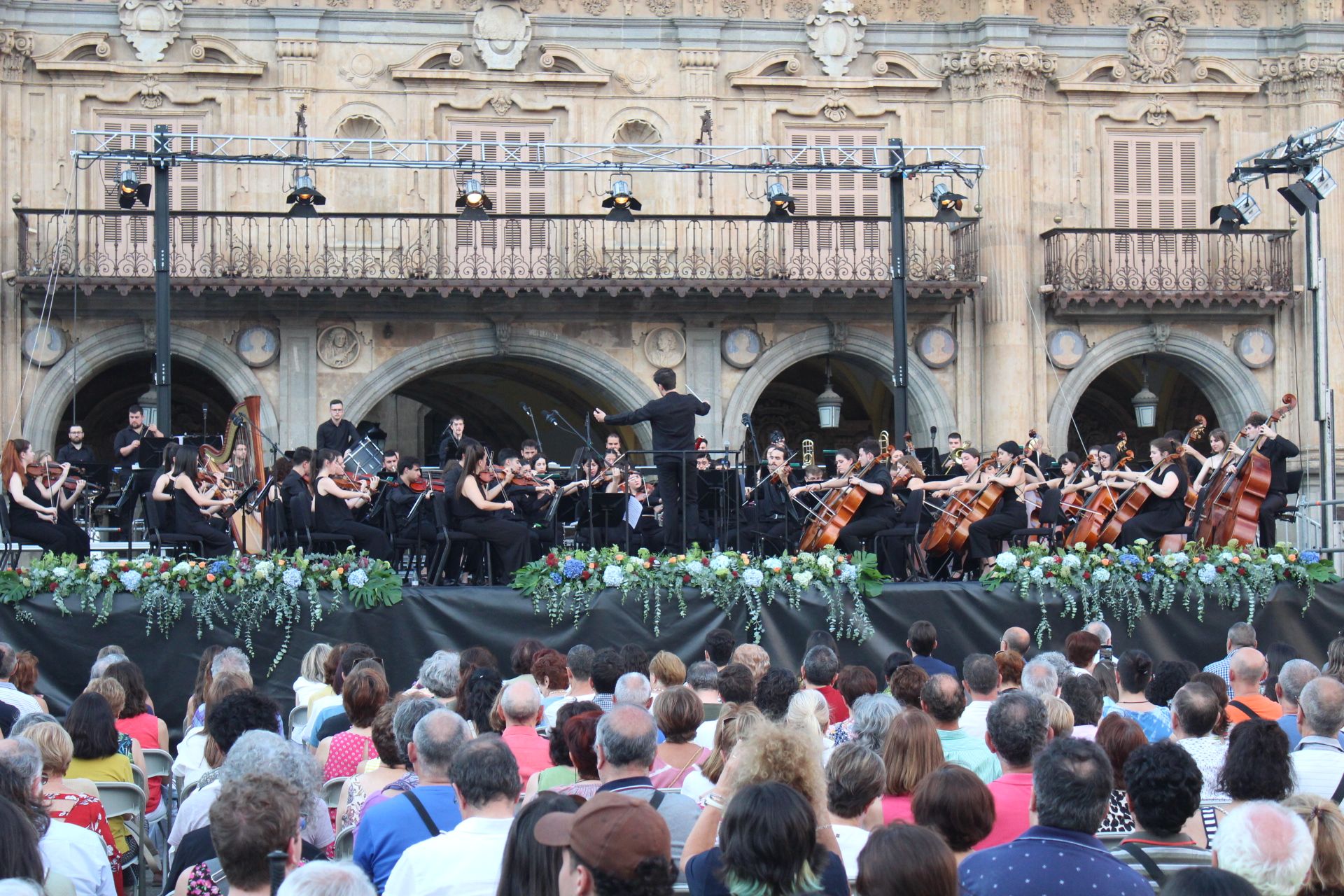 GALERÍA La OSCyL Joven debuta en la Plaza Mayor de Salamanca en el