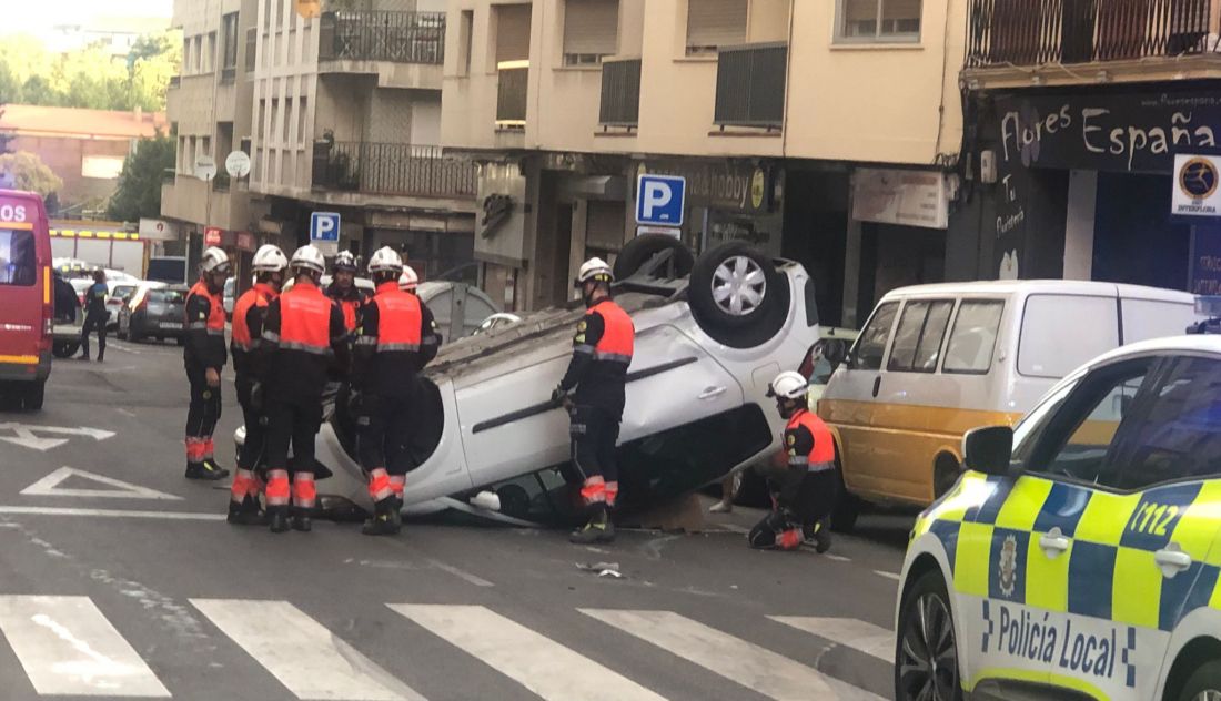 Aparatoso vuelco de un vehículo en la avenida Campo Amor con un herido