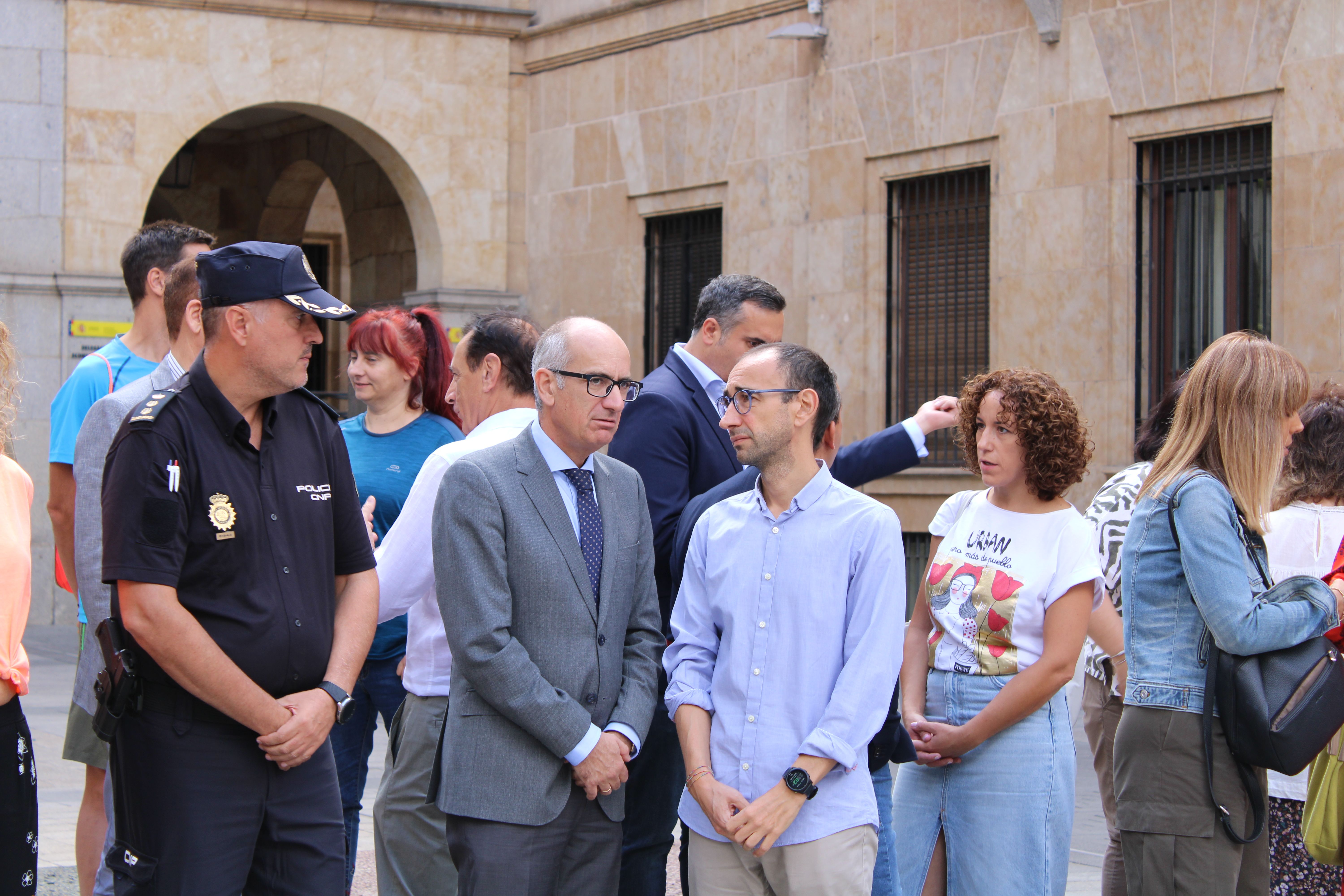 GALERÍA Minuto de silencio por el crimen machista ocurrido en Béjar