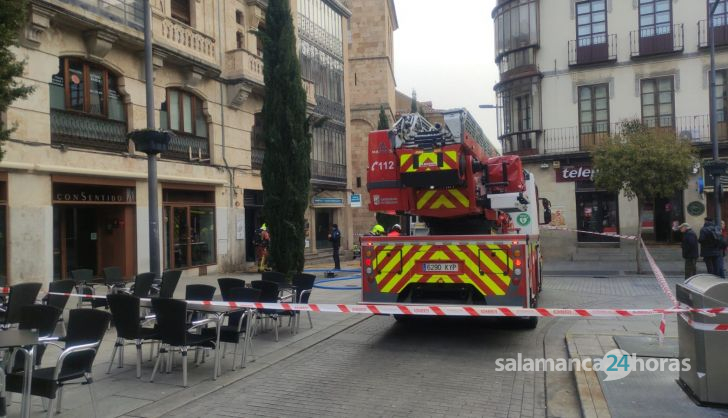 GALERÍA El humo saliente de un restaurante en la plaza del Mercado