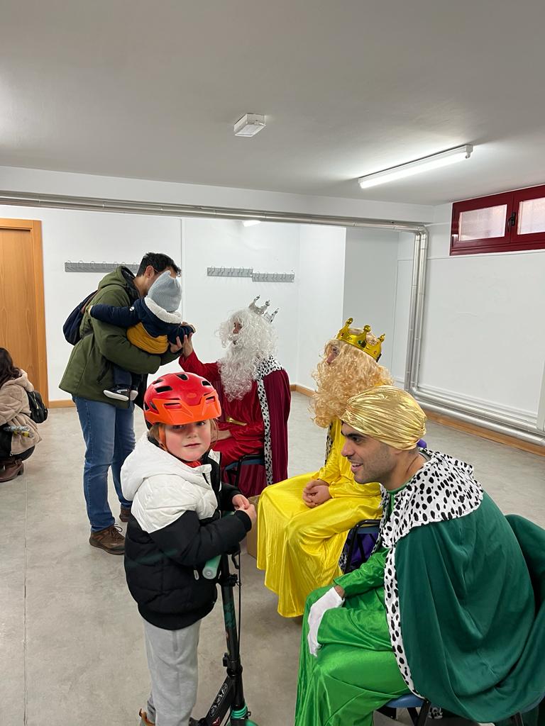 GALERÍA Los Reyes Magos visitan el Centro Municipal Luis Vives en el