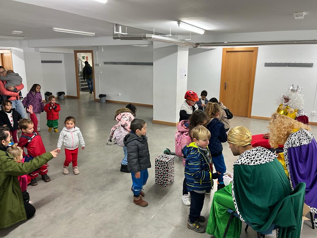 GALERÍA Los Reyes Magos visitan el Centro Municipal Luis Vives en el