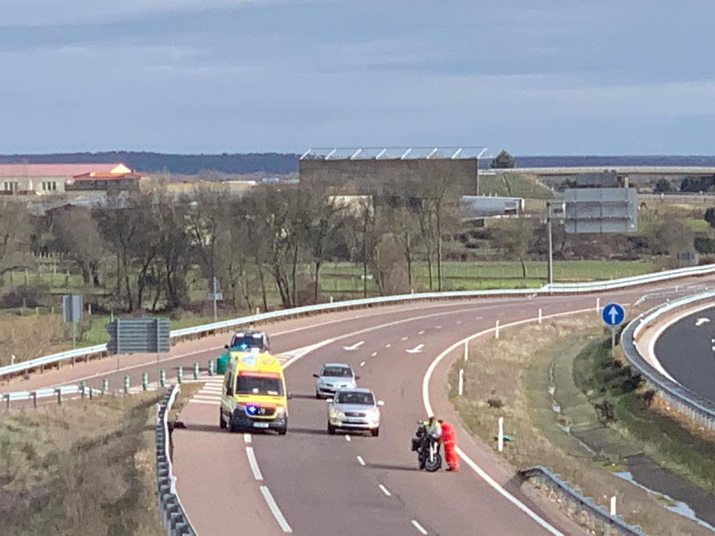 VÍDEO Herido un motorista tras chocar contra un camión en la A 62 a