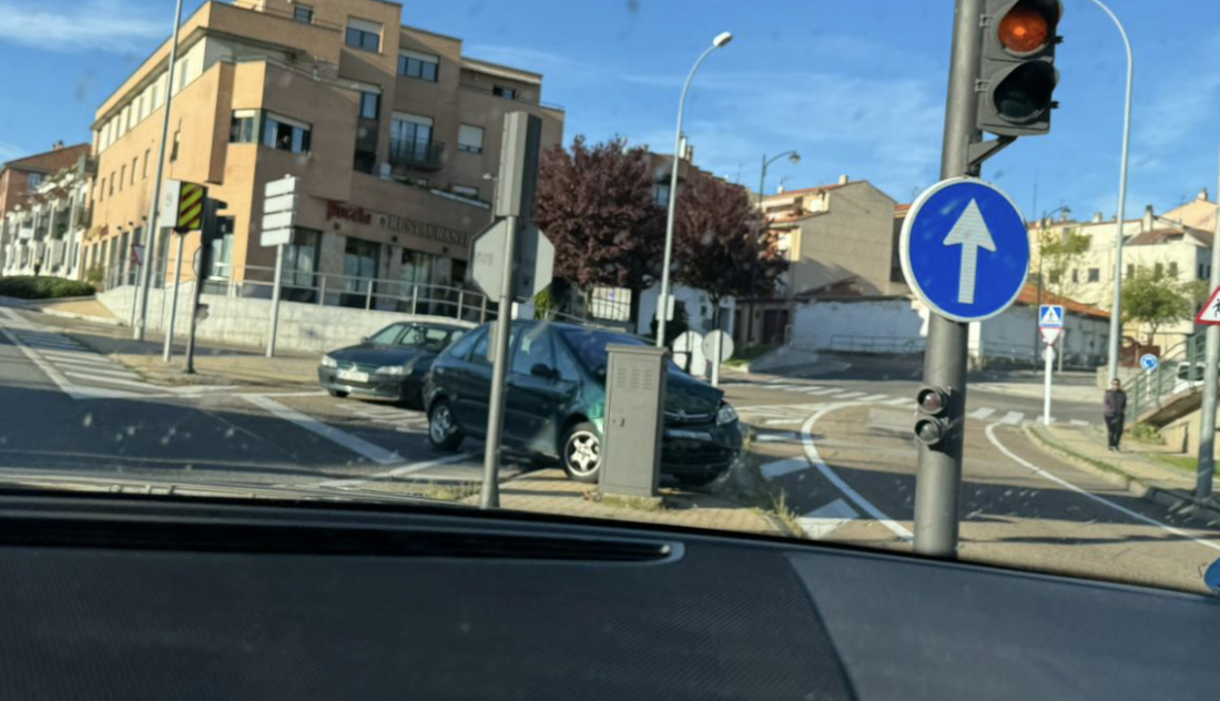 Un turismo se sale de la vía en Salamanca y se estampa contra un cuadro