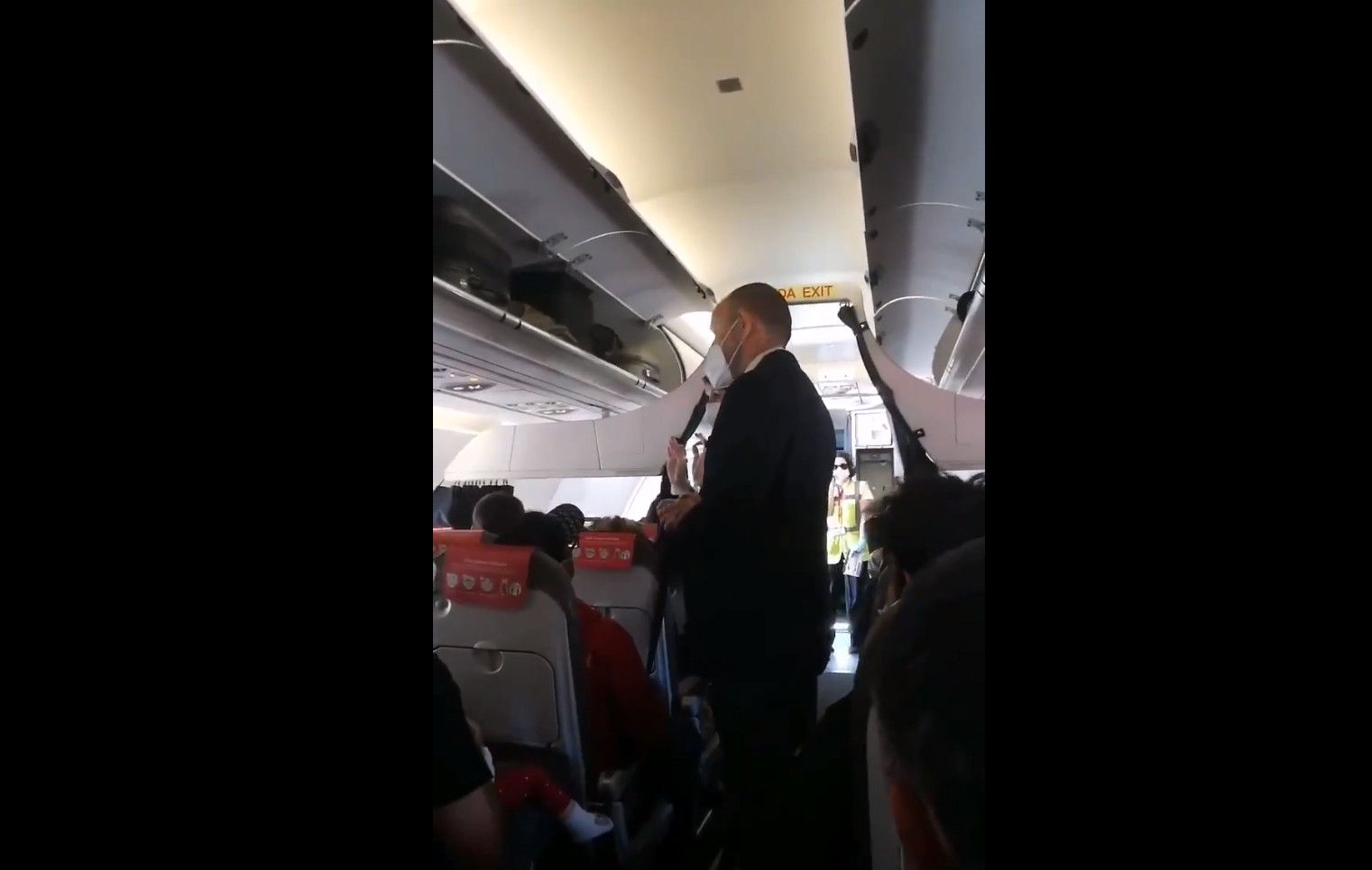 VÍDEO | Protestas de los pasajeros de un vuelo de Iberia Express por viajar casi completo y sin respetar la distancia de seguridad