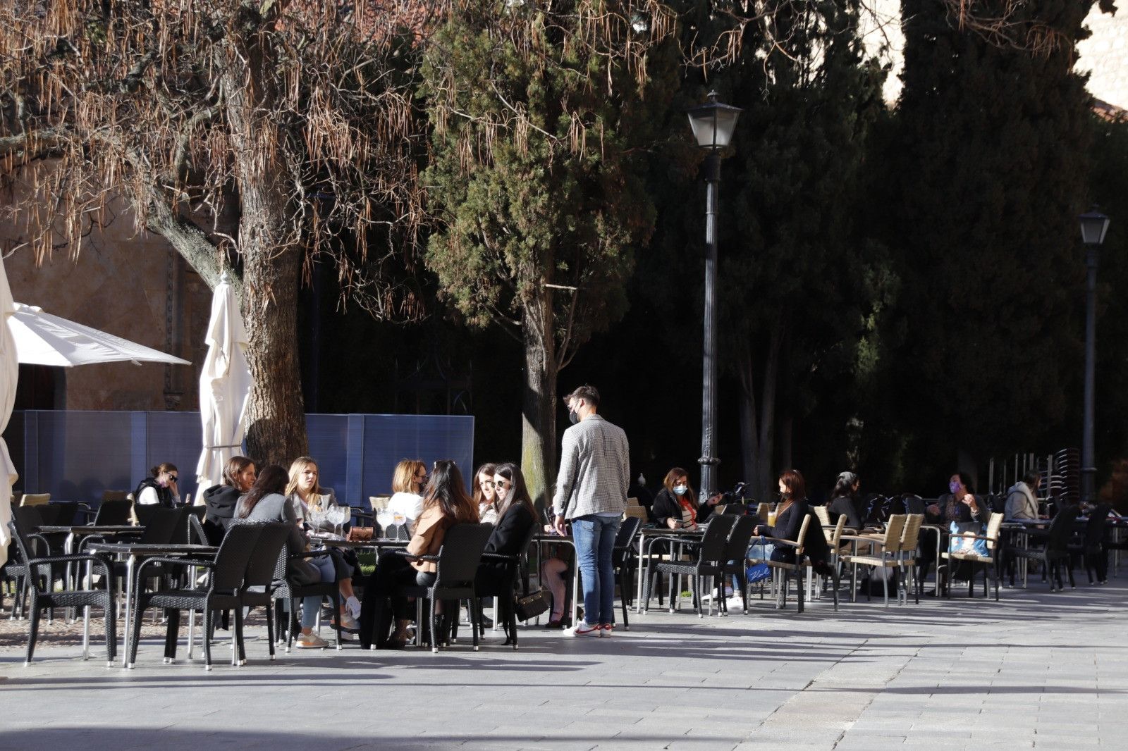 Gente en una terraza. 