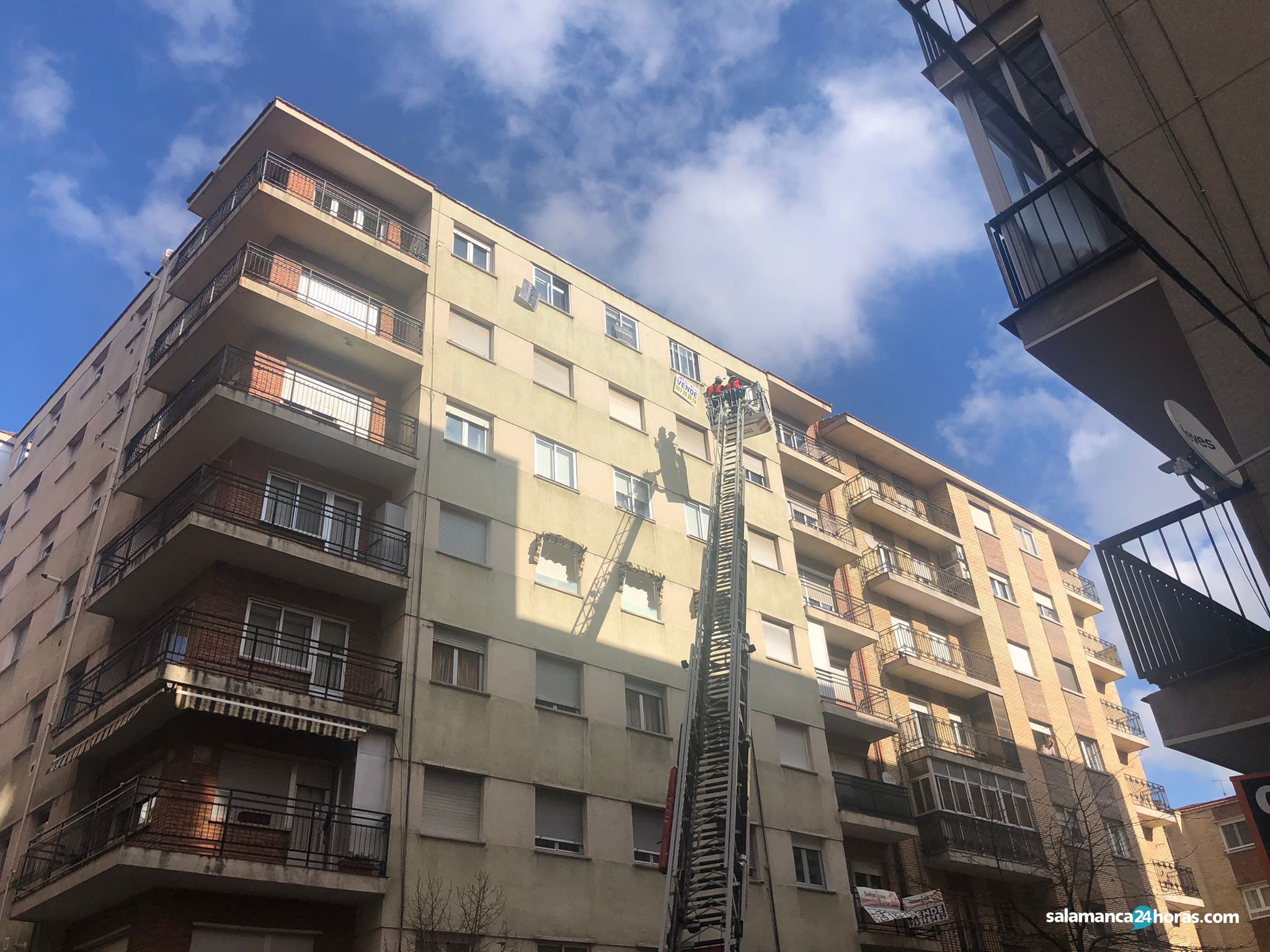 VÍDEO | ?Los Bomberos retiran unos carteles de una inmobiliaria que estaban a punto de caerse desde un séptimo piso en la calle doctor Gómez Ulla