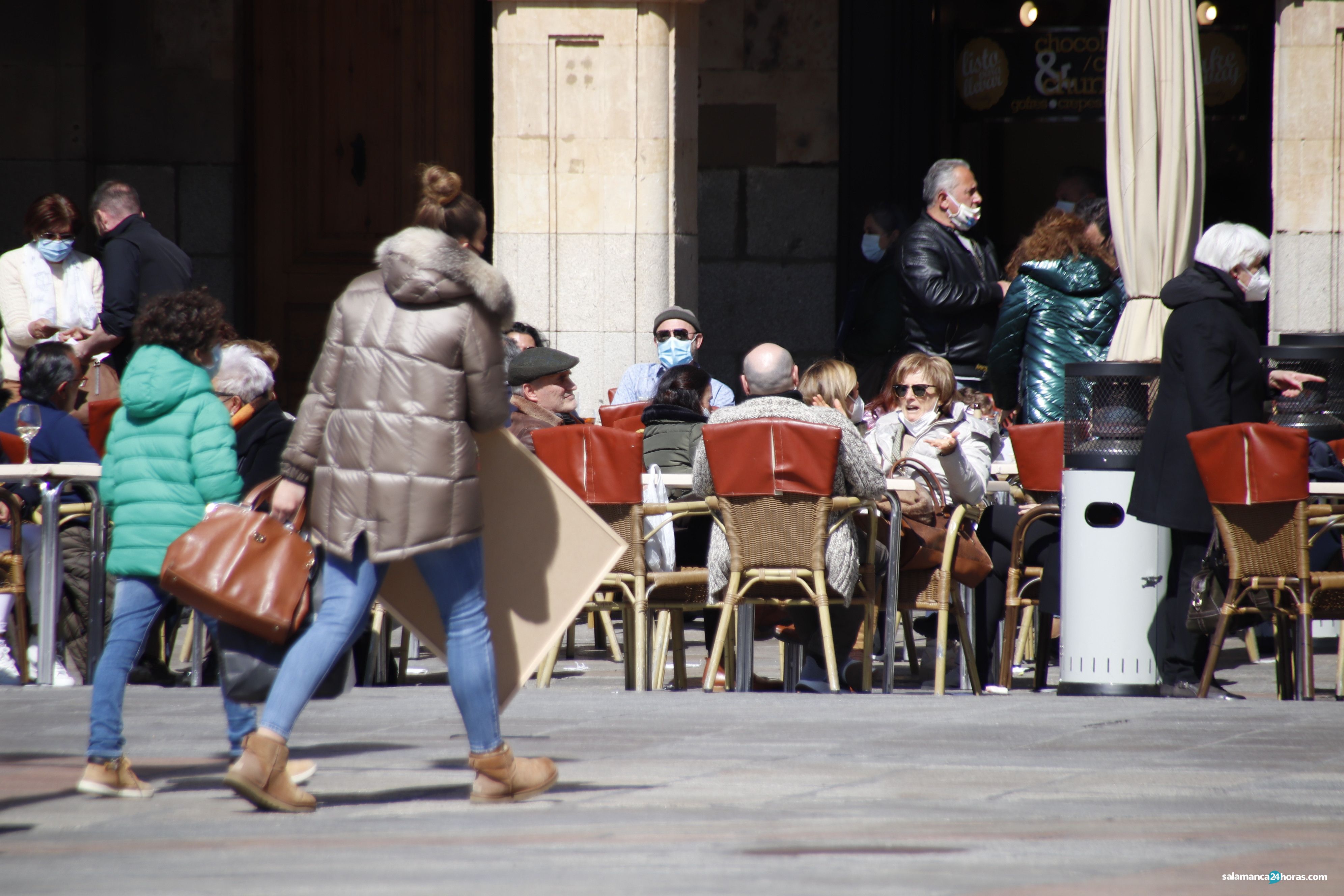 No te puedes reunir en Semana Santa con más de tres de tus amigos, hermanos o familiares en la calle y con ninguno en una casa, salvo convivientes, pero sí lo puedes hacer en una terraza