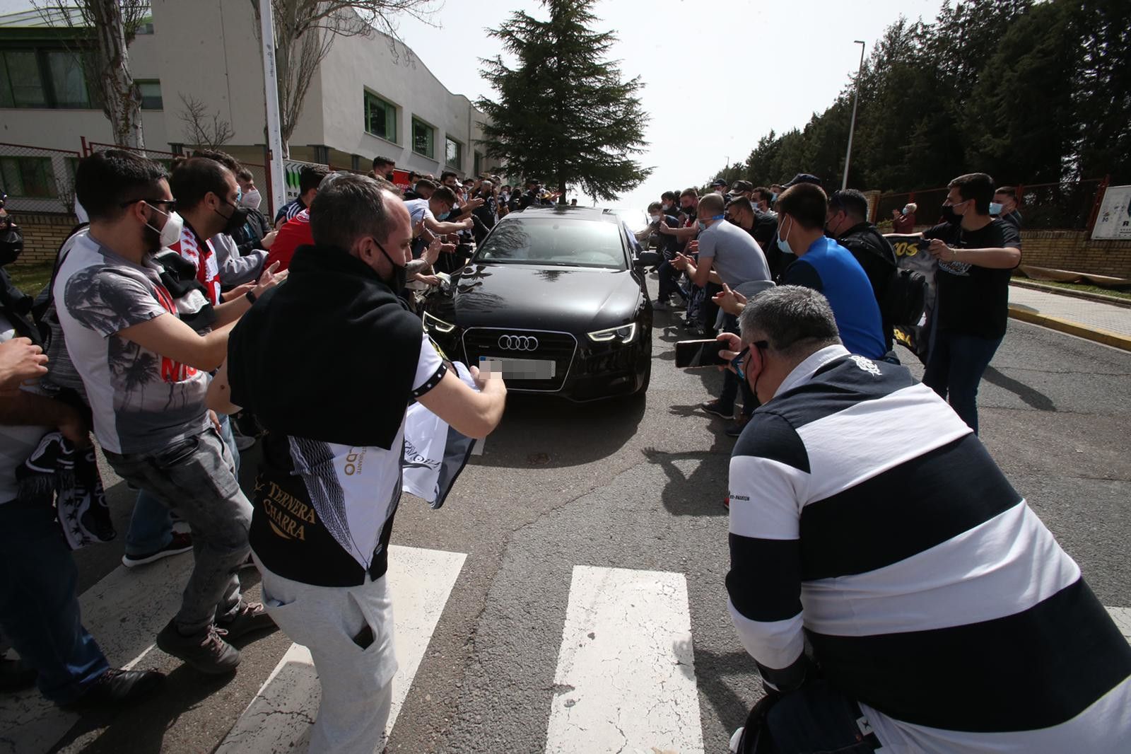 VÍDEO Y GALERÍA | Alrededor de 250 aficionados de Unionistas celebran el ascenso en la avenida Juan de Austria sin respetar la distancia de seguridad