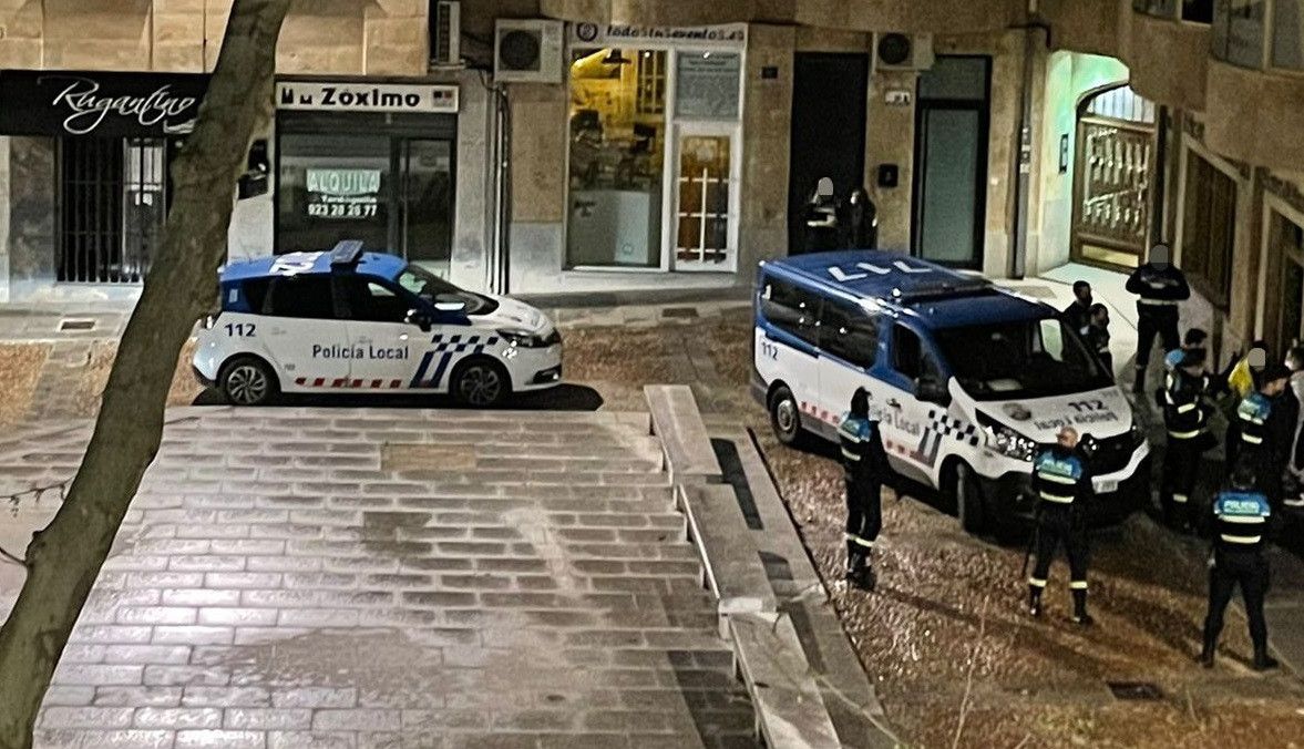 La Policía Local identifica y multa a cuatro jóvenes que deambulaban por la plaza de San Marcos pasado el toque de queda