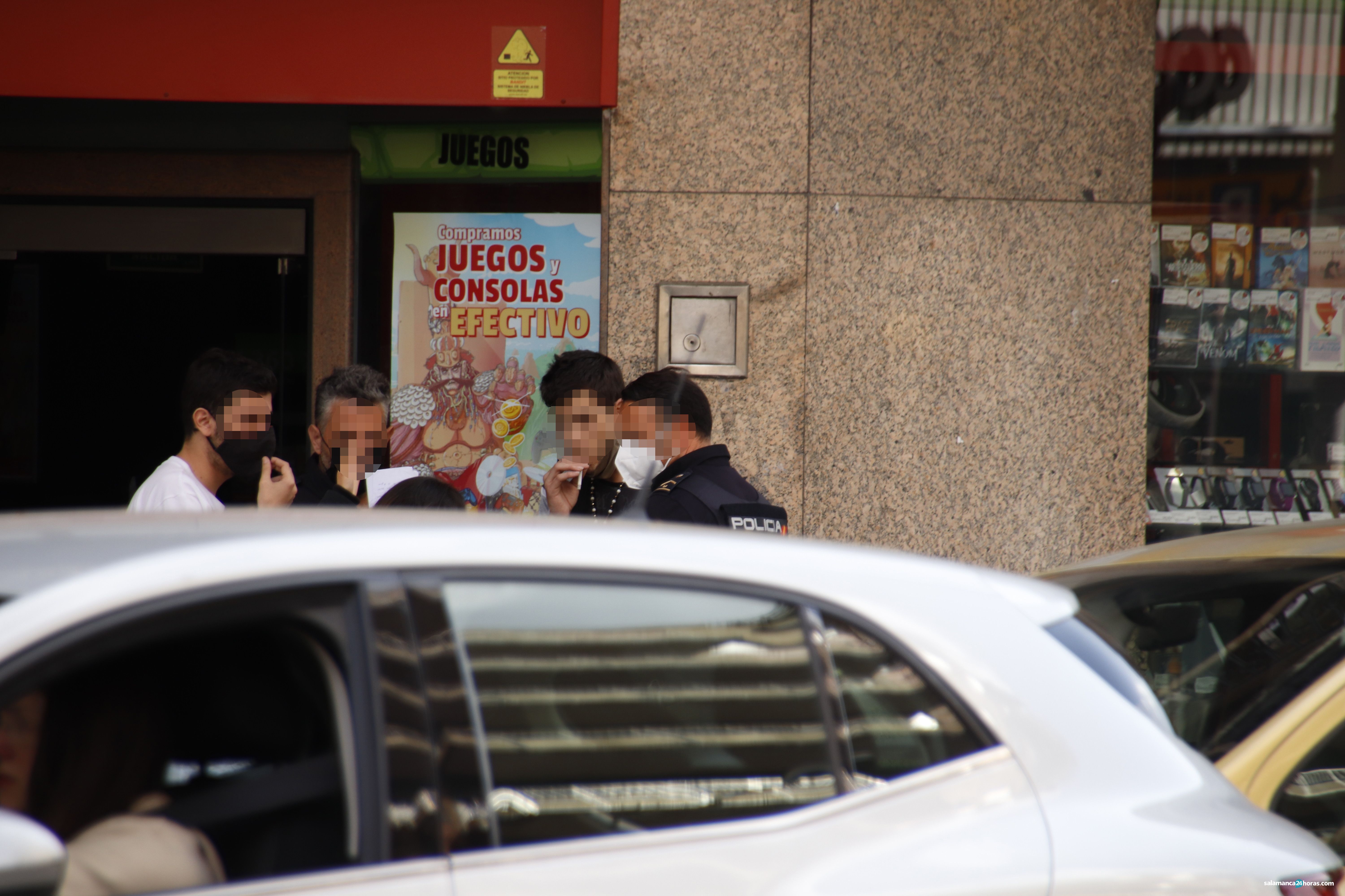 Movilización policial por una pelea entre varias personas dentro de una tienda de compra venta de aparatos de tecnología situada en la avenida de Mirat