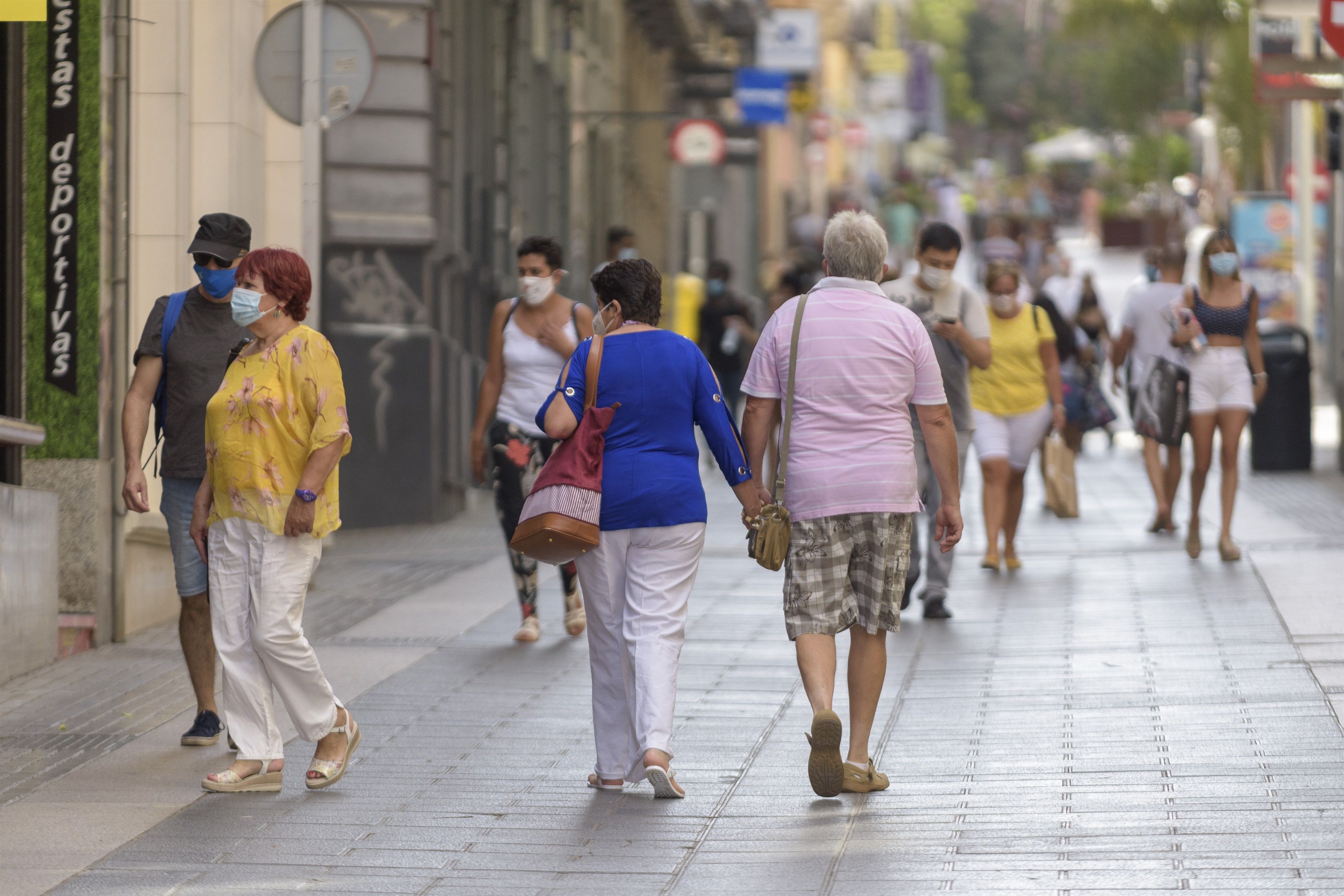 España notifica 9.901 casos y 142 muertes, mientras la incidencia sube siete puntos hasta 174