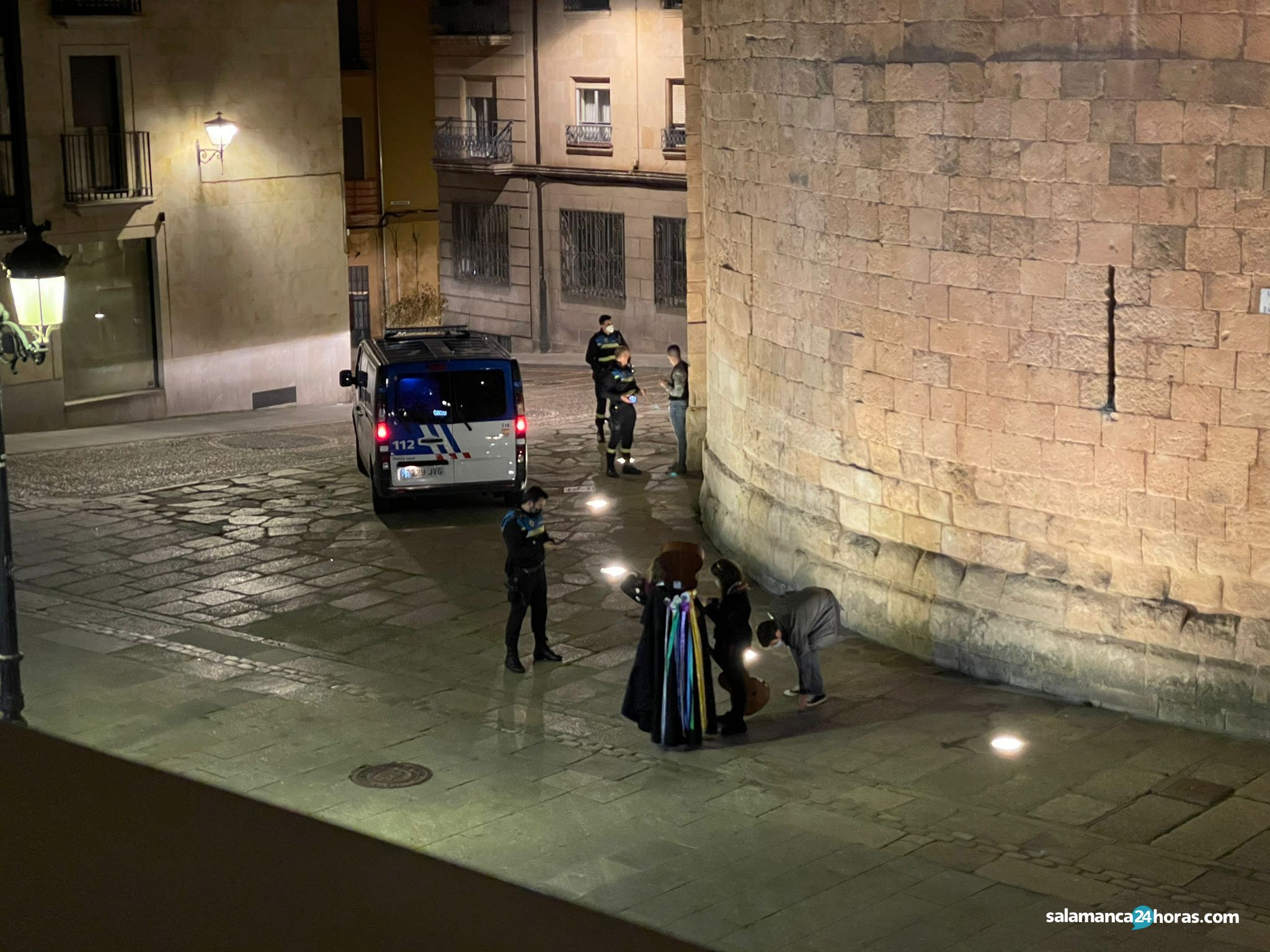 A enseñarle el carné a la Policía tras el toque de queda... aunque seas de la tuna