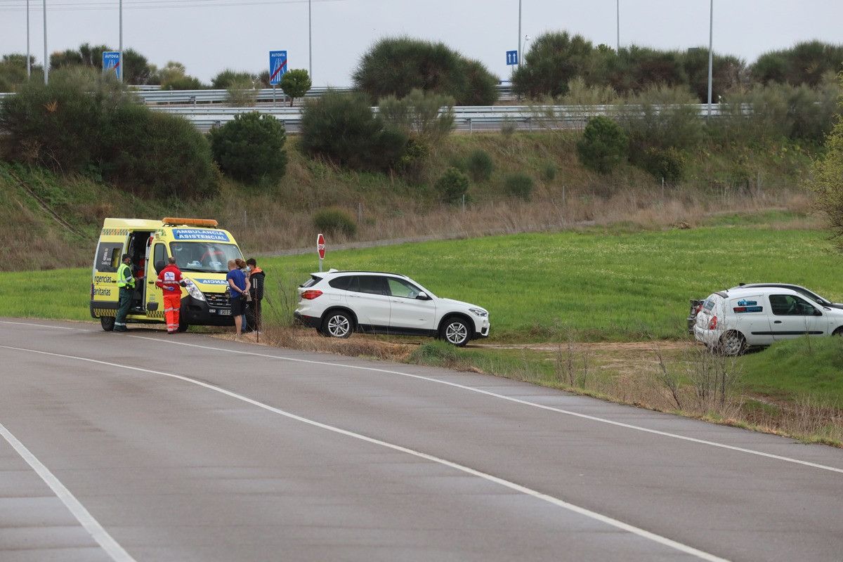 Una colisión entre tres coches en la carretera del Helmántico a Villamayor deja un herido