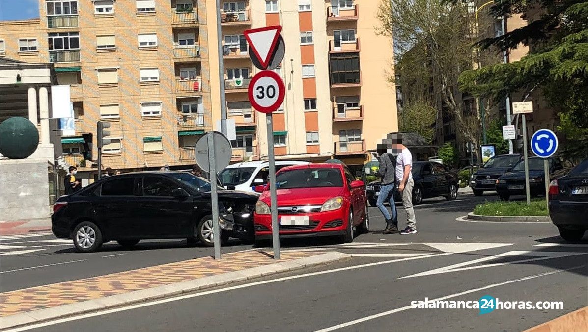 Fuerte accidente en la plaza de San Antonio entre dos turismos