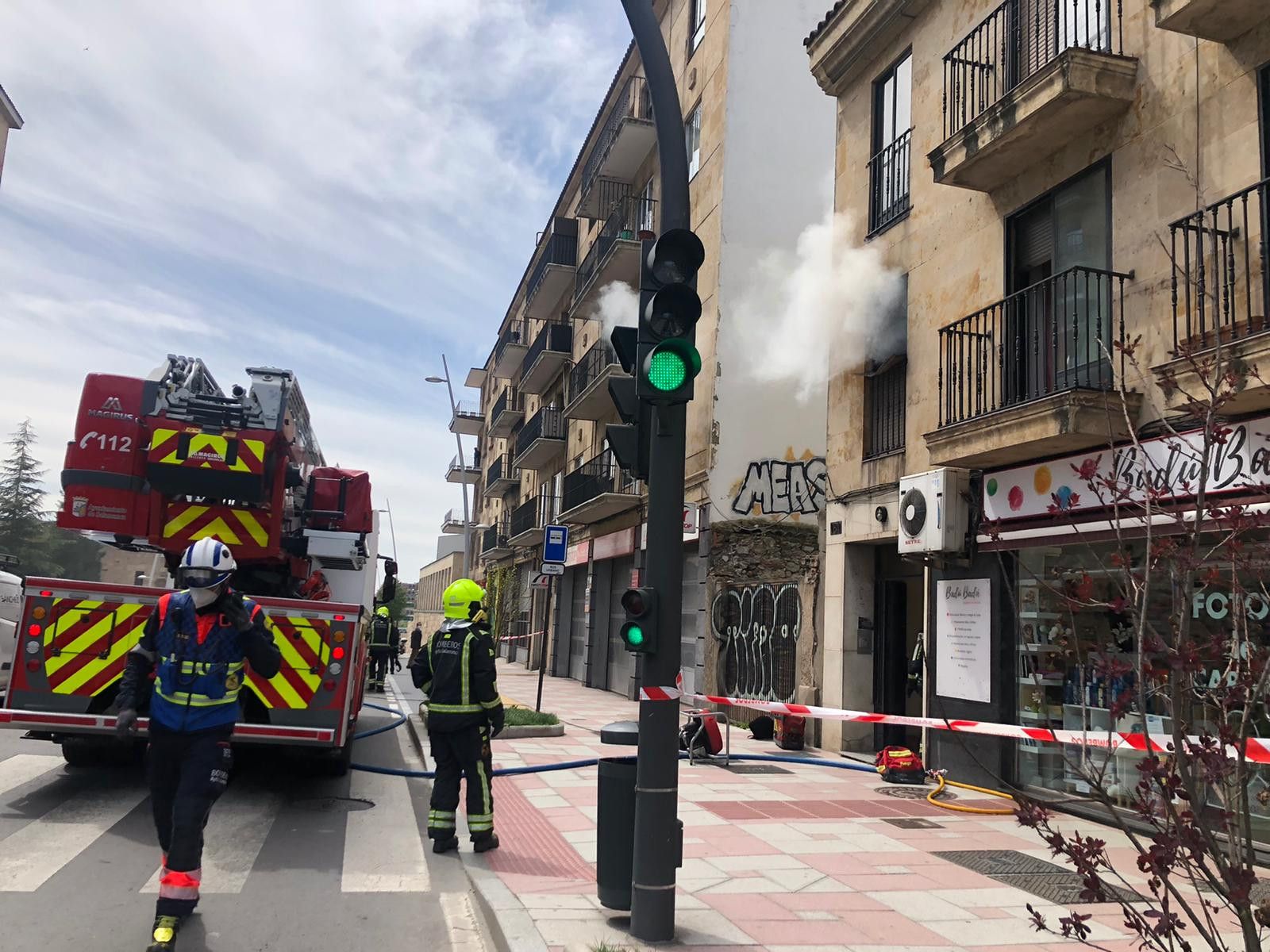 VÍDEO | Un incendio en un piso del paseo de Canalejas deja una enorme columna de humo y obliga a movilizar a dos dotaciones de Bomberos