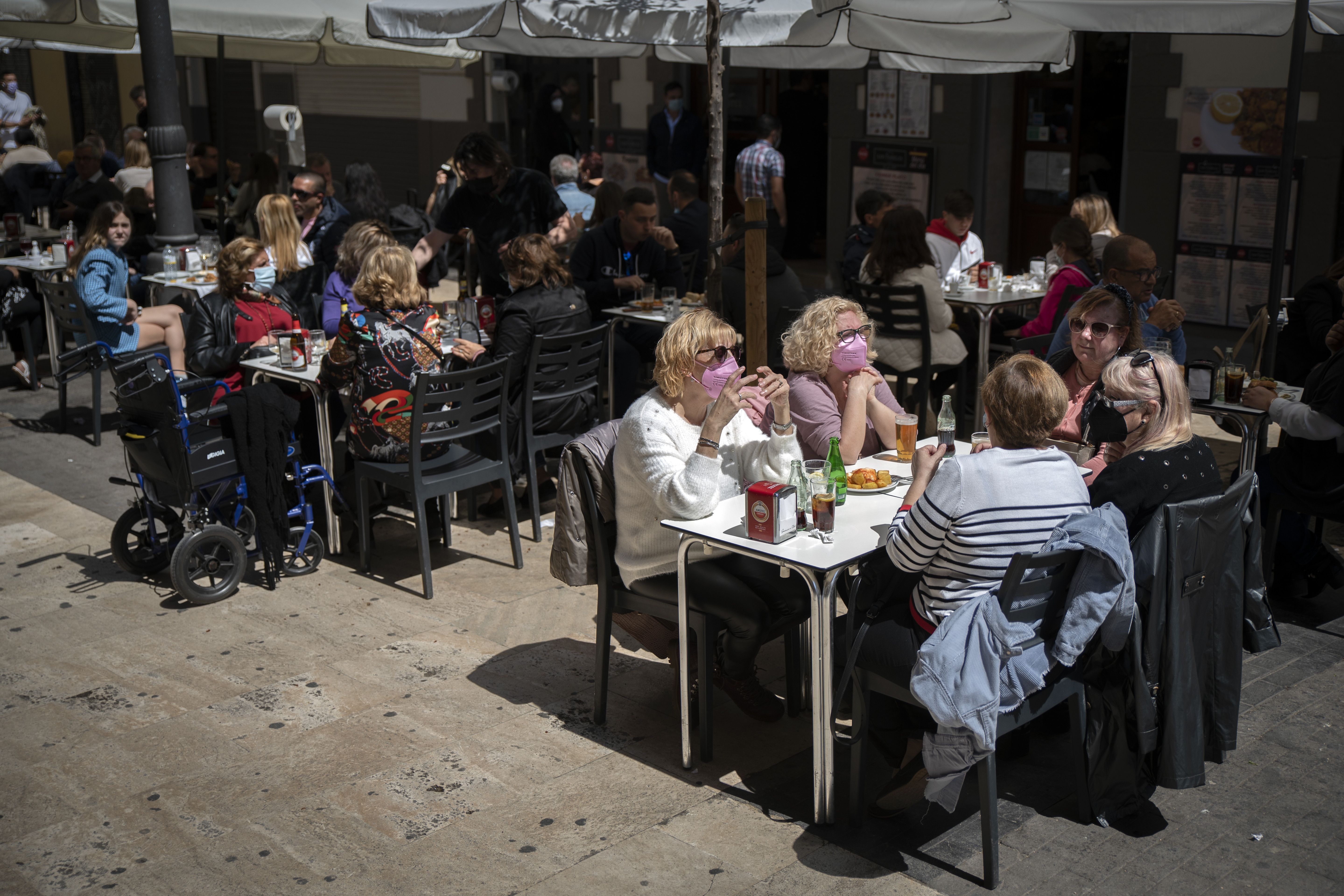 España suma otros 10.474 nuevos casos y 131 muertes, con la incidencia superando 200