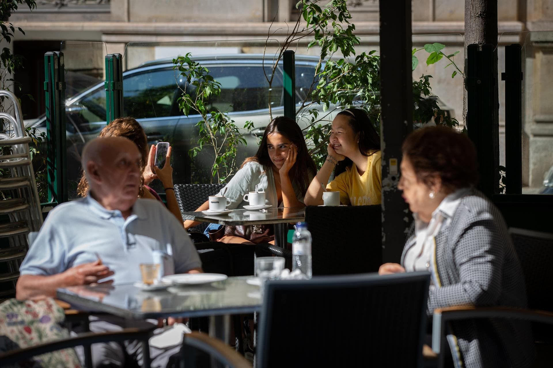 Reunirse con sus mayores, viajar e ir a restaurantes, los planes que más anhelan los españoles de la "vieja normalidad"