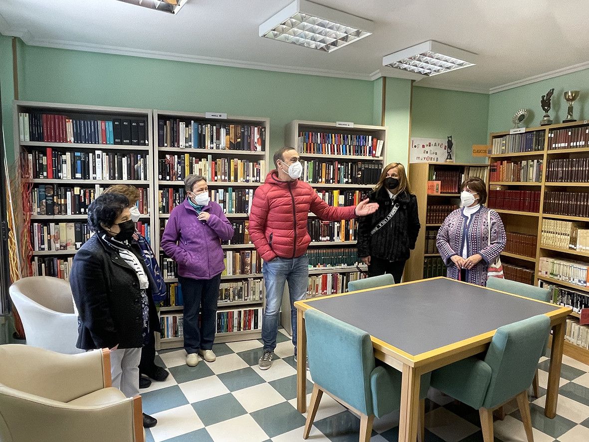 Los mayores de Carbajosa estrenan biblioteca con 3.000 ejemplares donados por los hijos de Ramón Jorge Sánchez