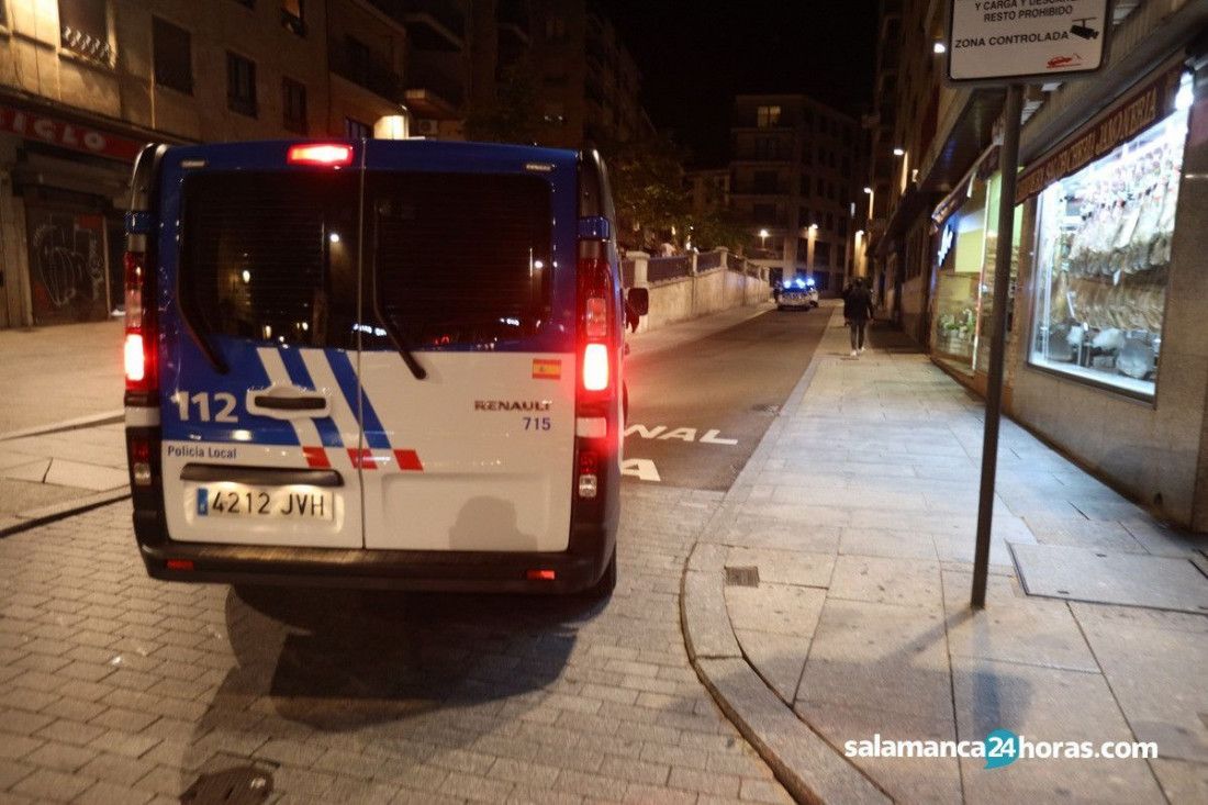 Policía Local en la esquina de la calle Correhuela con la calle Bermejeros en una foto de achivo