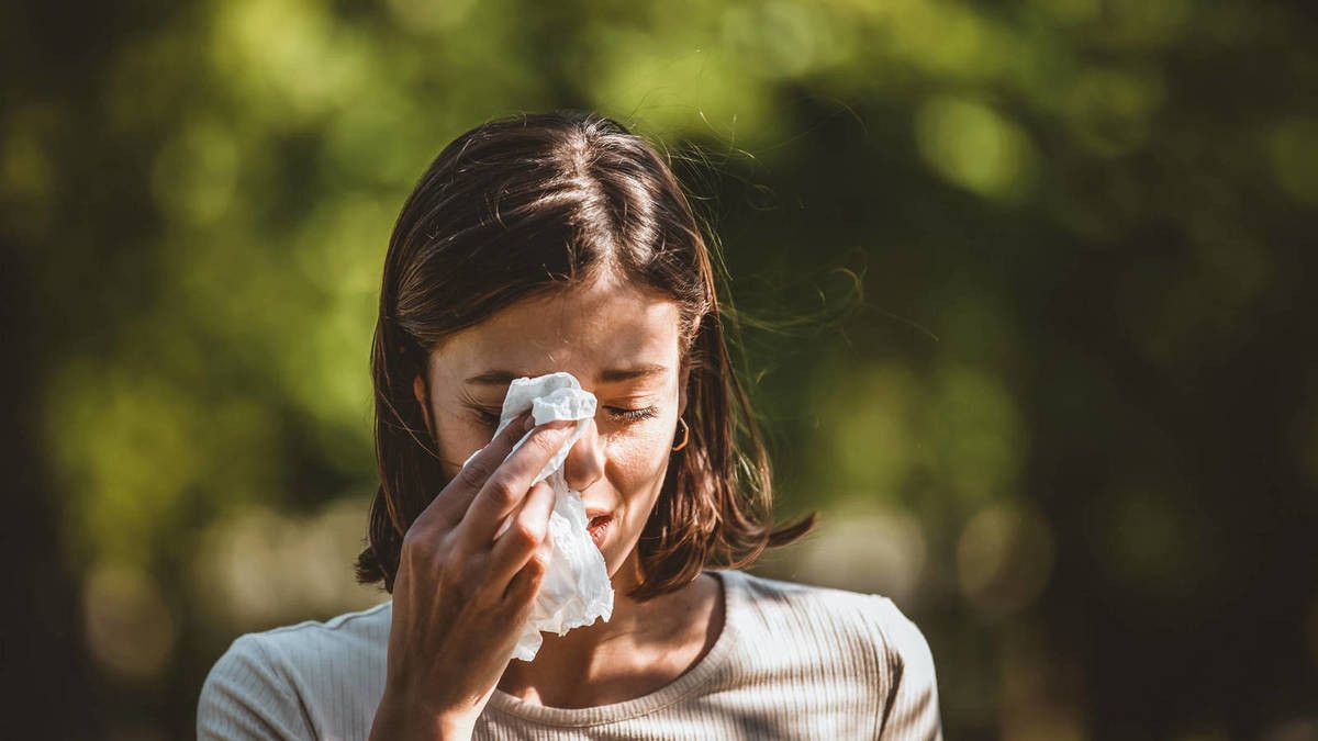 La alergia produce estornudos, tos, hinchazón o urticaria