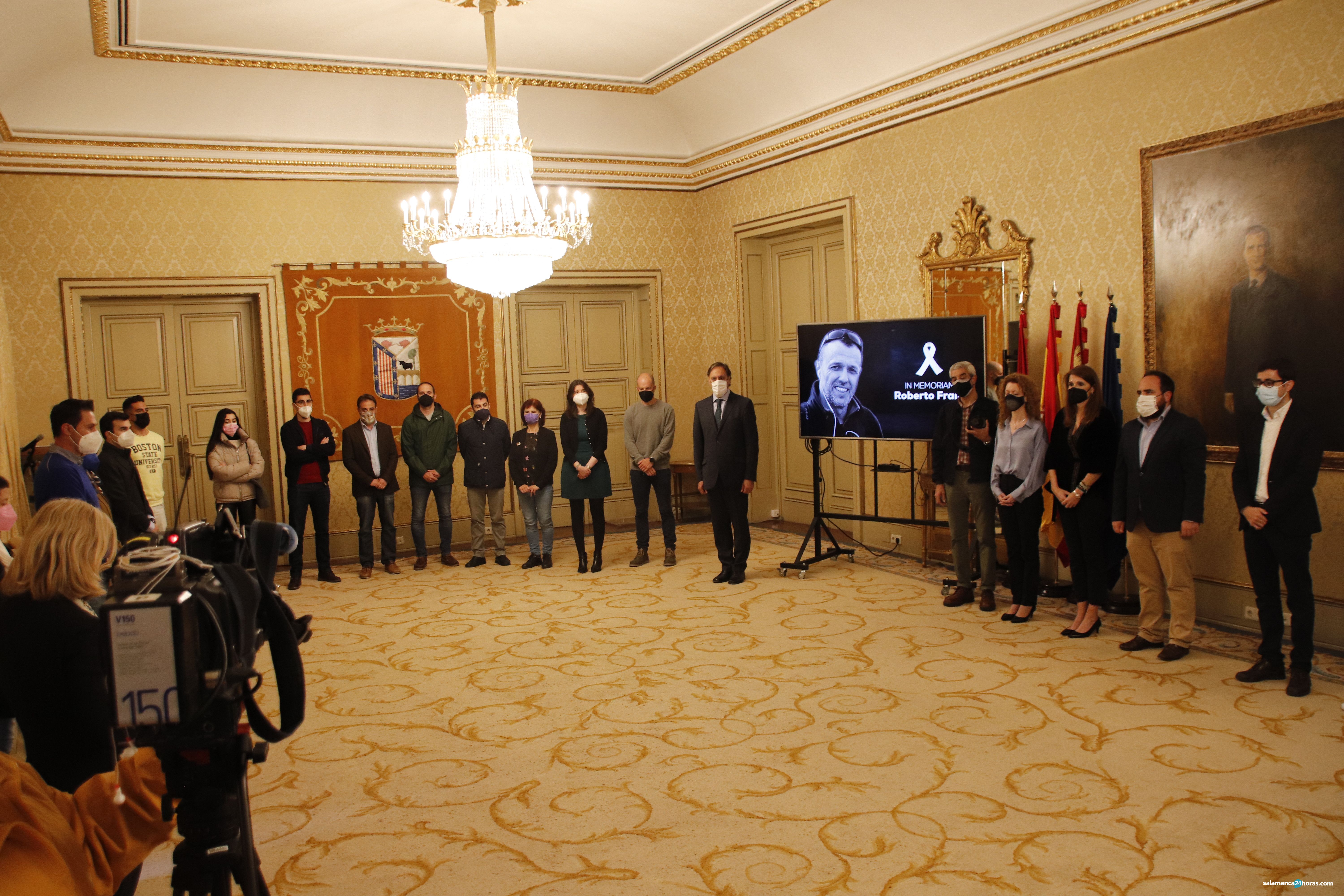 Periodistas de Salamanca y autoridades del Ayuntamiento, Subdelegación del Gobierno y USAL guardan un minuto de silencio en memoria de Roberto Fraile