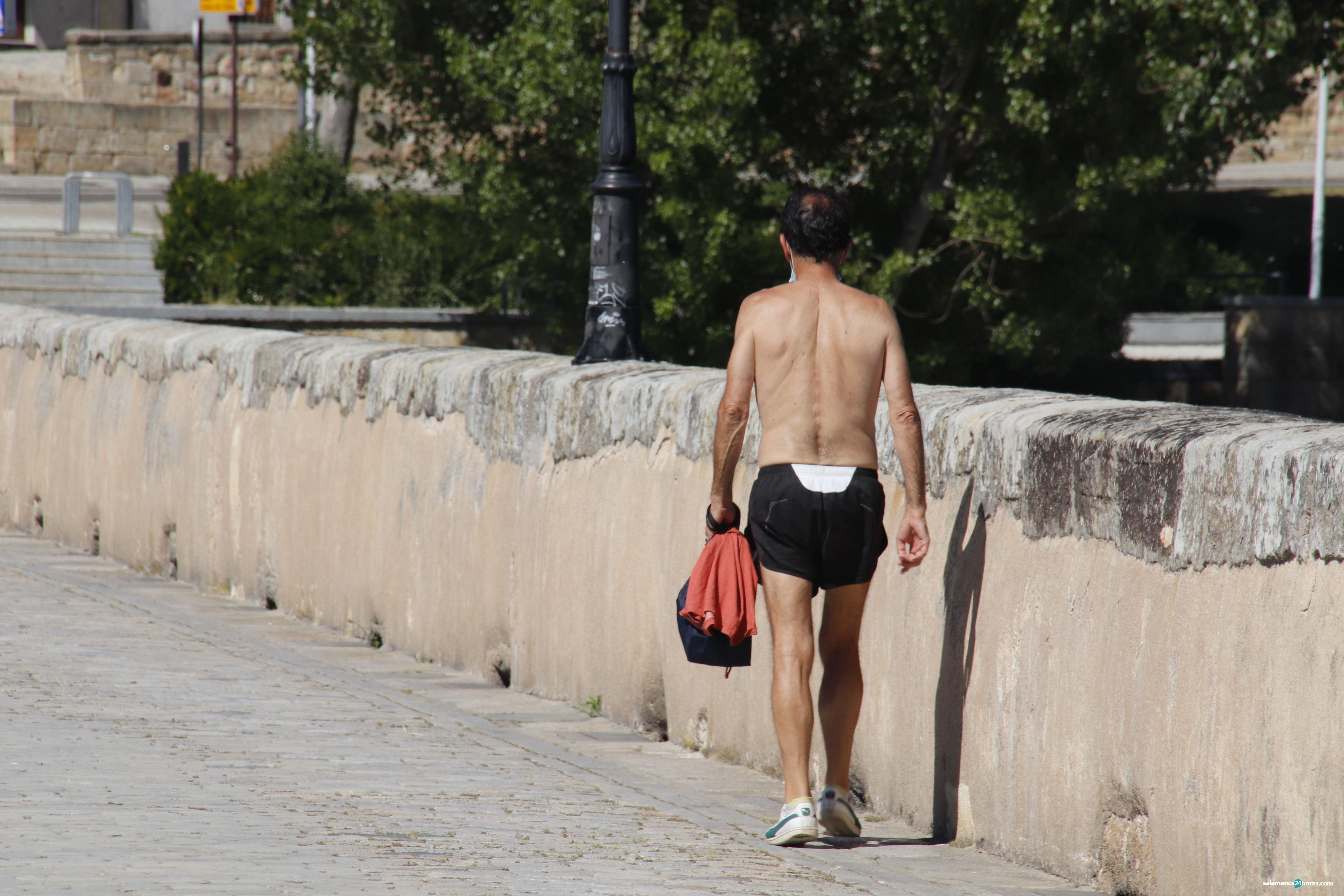 Señor pasea por Salamanca sin camiseta por las altas temperaturas