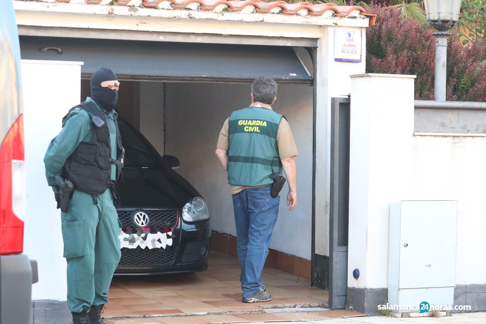 Imagen del 1 de junio, fecha en la que la Guardia Civil detiene una pareja vinculada con robos en Salamanca tras un registro en una vivienda de Doñinos y en una nave de Gomecello