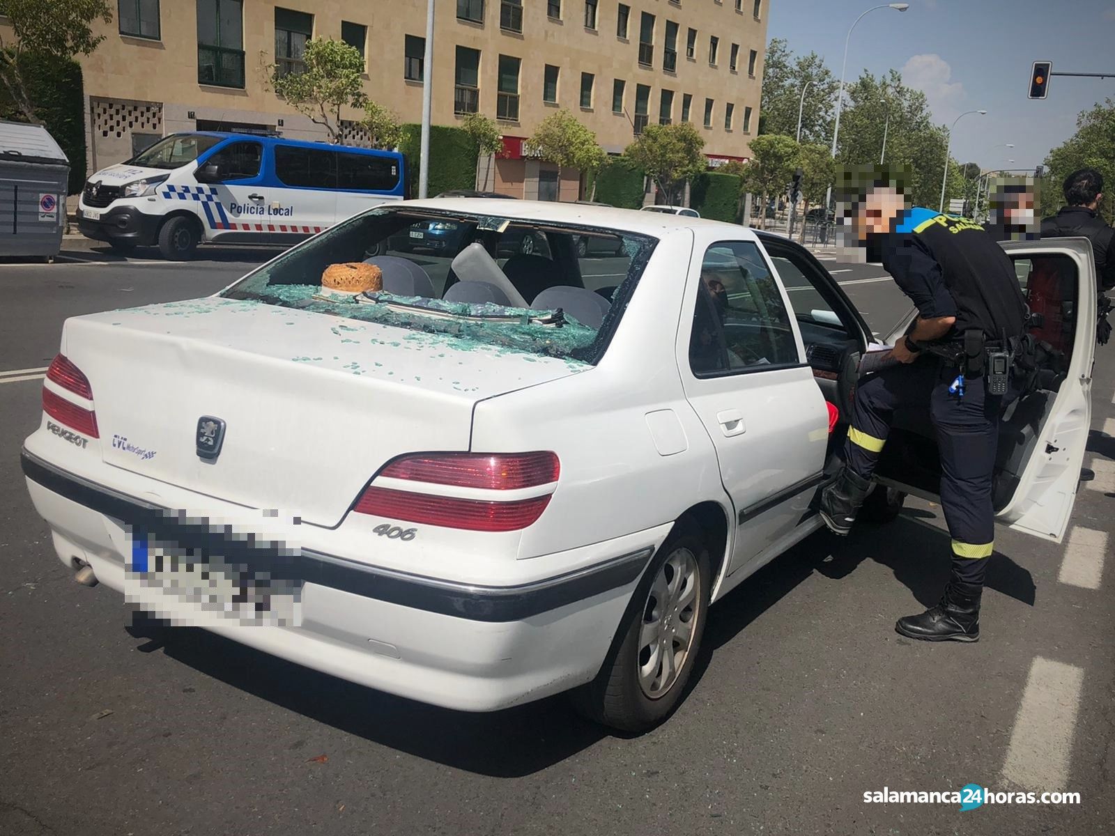 Herido el conductor de un patinete al colisionar contra un turismo en la calle La Bañeza