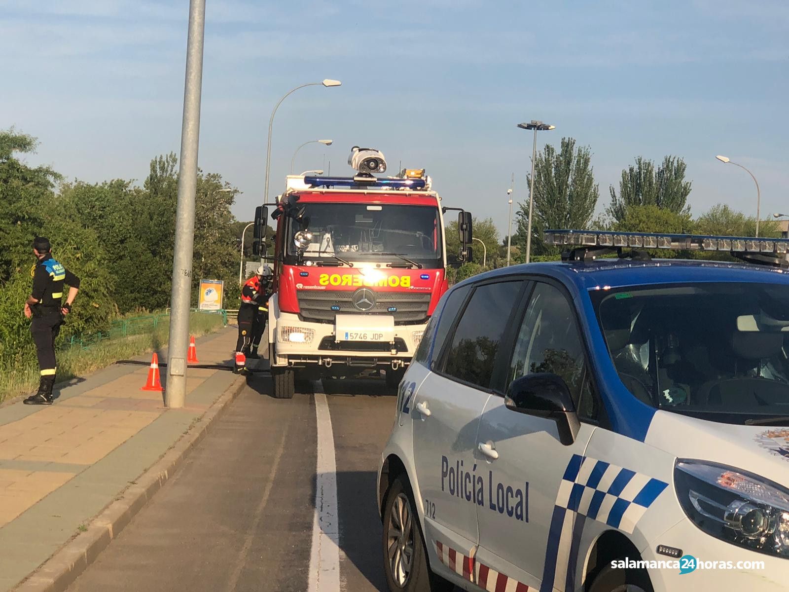 Extinguido un incendio de pelusas de chopo en la ribera del río, a pocos metros de la Vía Helmántica