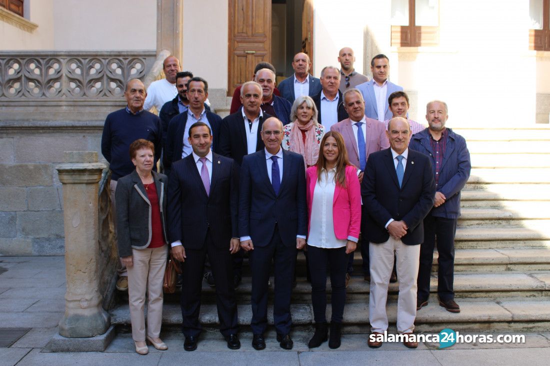 Trabajadores del programa 'Crecemos' de la Junta y la Diputación de Salamanca muestran su "indefensión" al no haber recibido la vacuna