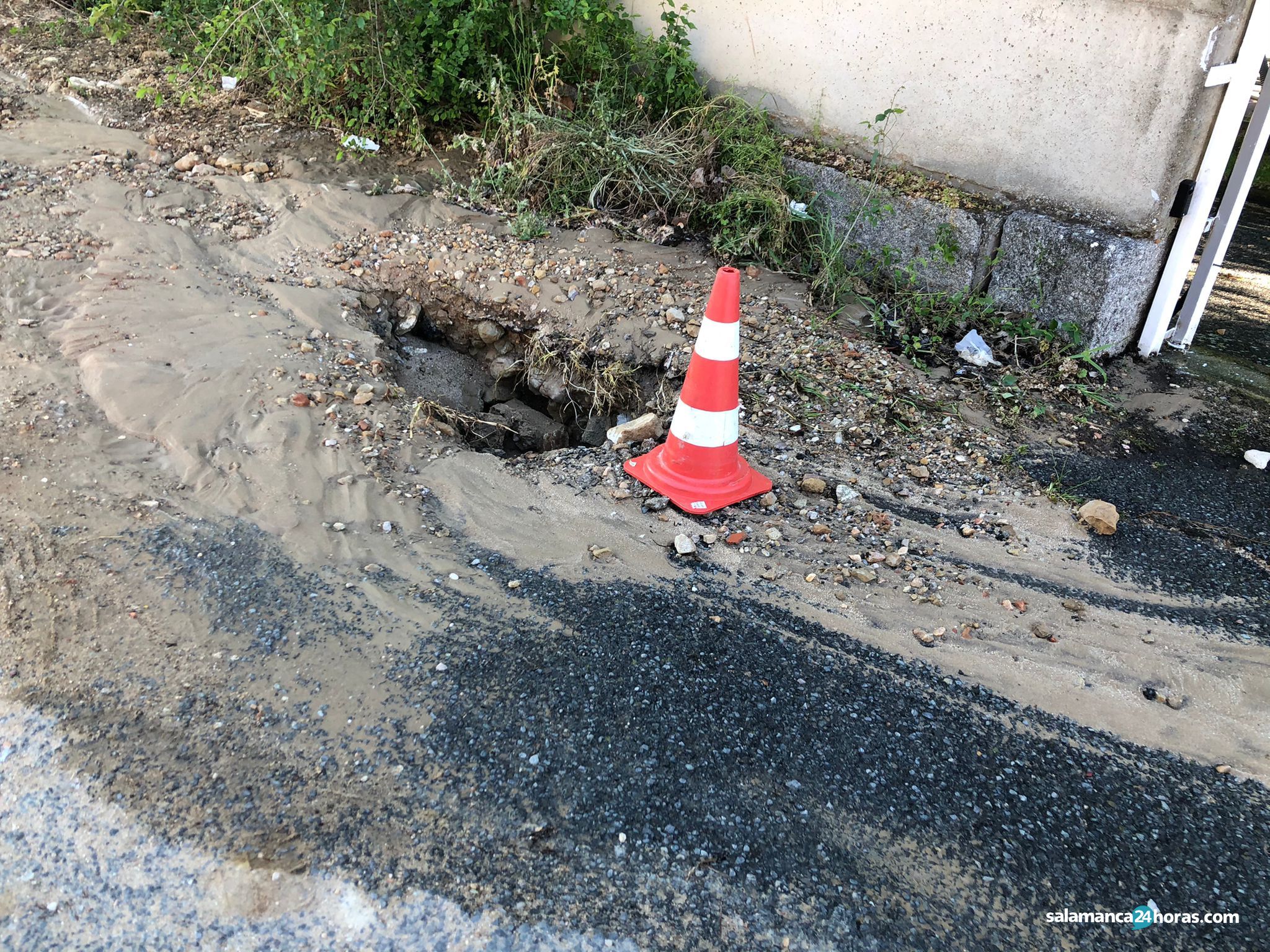 Un nuevo reventón afecta “gravemente” al acceso a la residencia de mayores de la carretera de Aldealengua