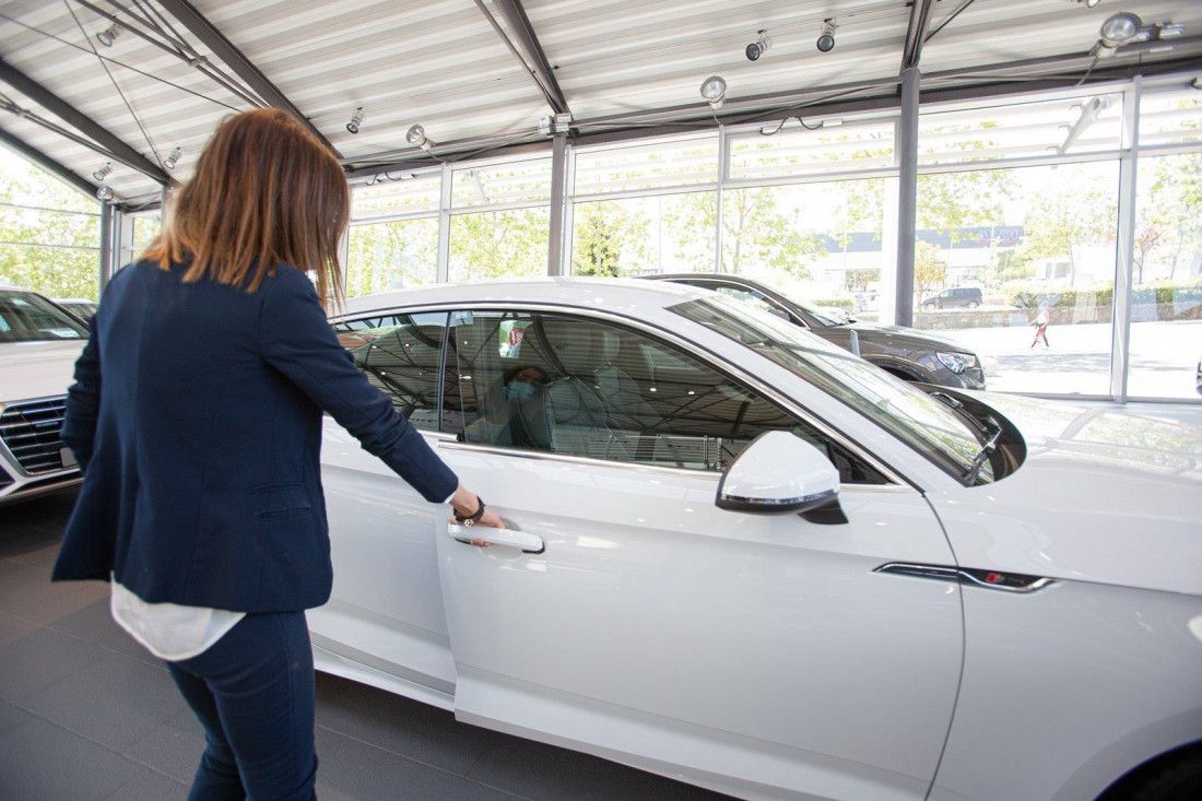 Coche en un concesionario