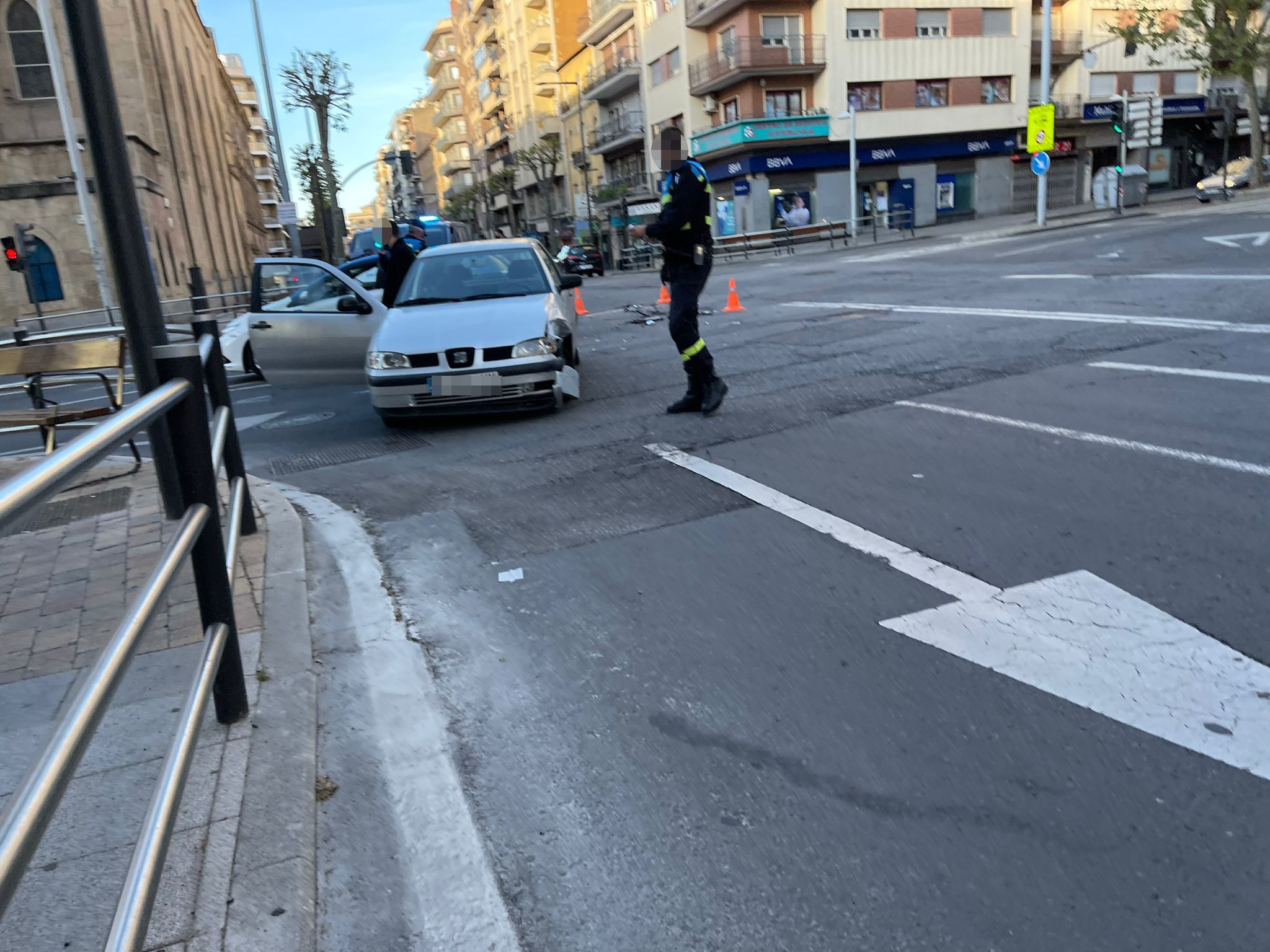 Aparatoso choque entre dos coches en el cruce de avenida Portugal y María Auxiliadora