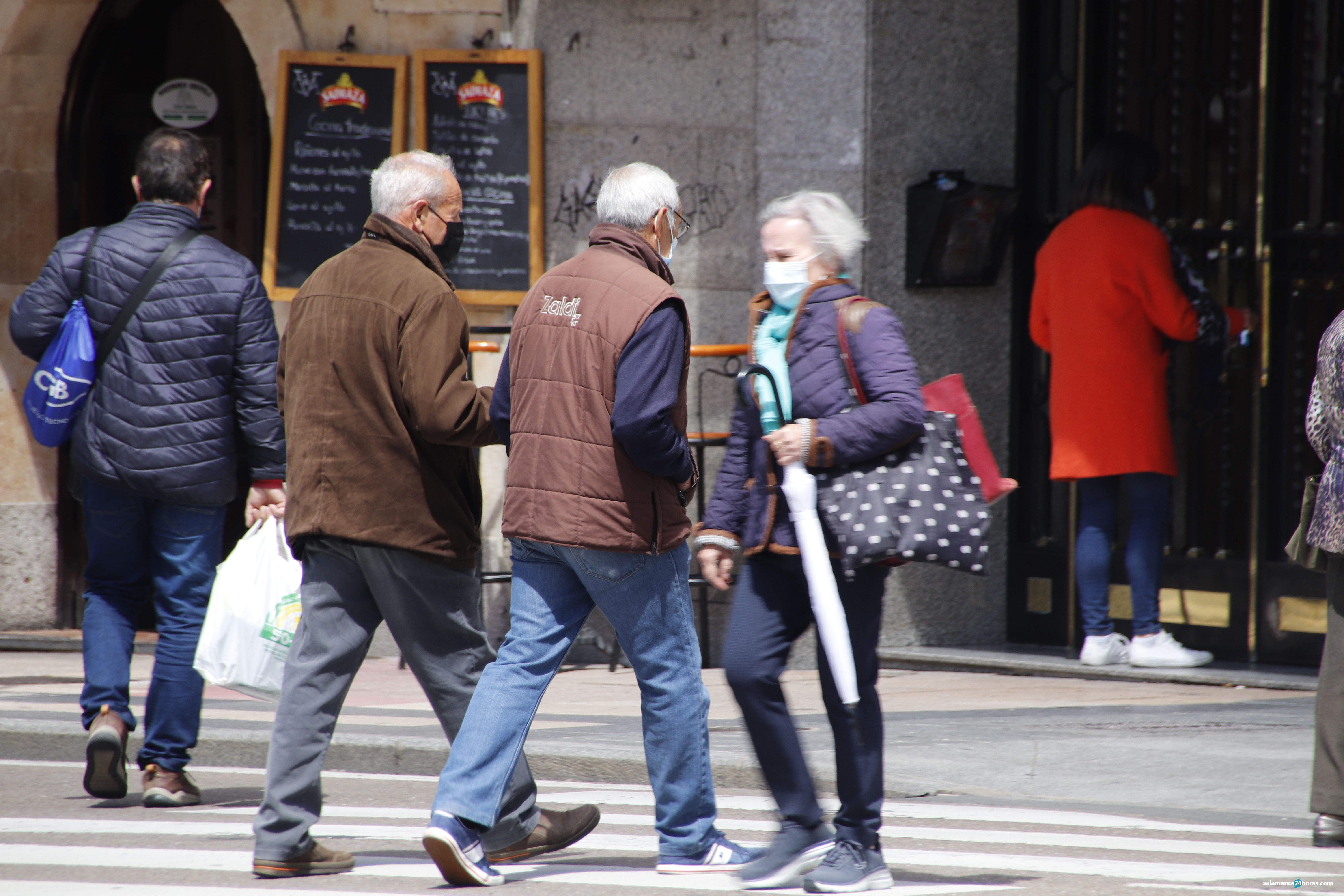 Varias personas caminan por Salamanca