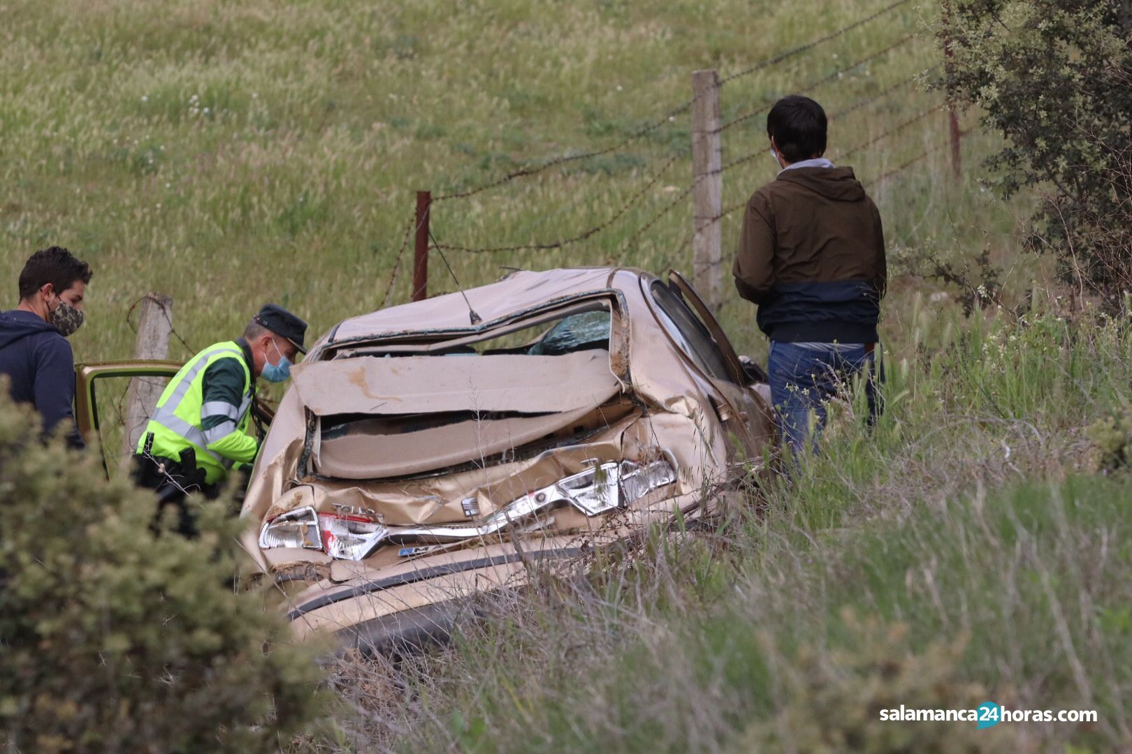 Herido el conductor de un turismo que ha volcado en la carretera SA-300, en Almenara de Tormes