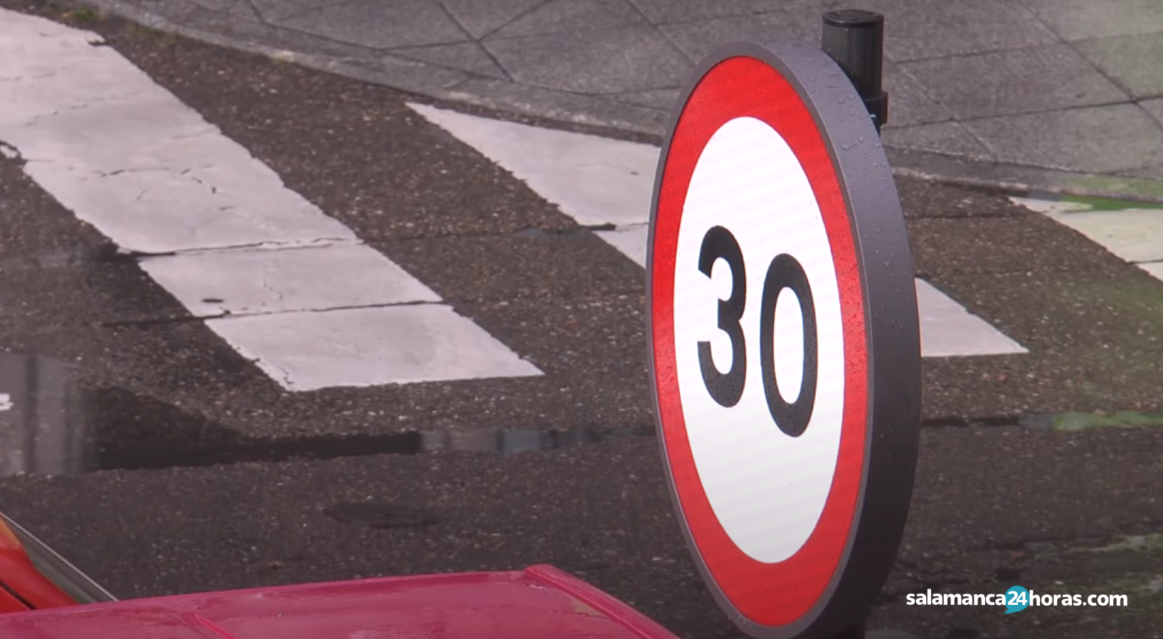 Señal de 30km/h por la ciudad de Salamanca. Foto de archivo