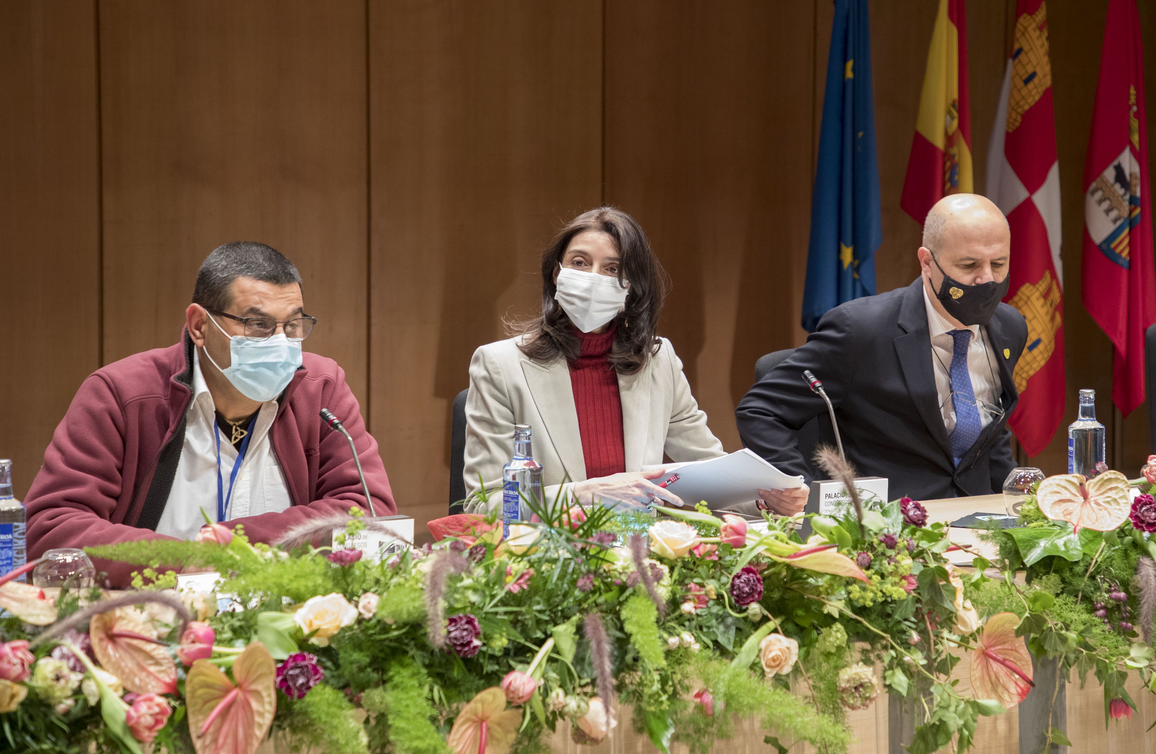 La presidenta del Senado apela en Salamanca a los fondos europeos para combatir la despoblación e impulsar un “futuro digno”