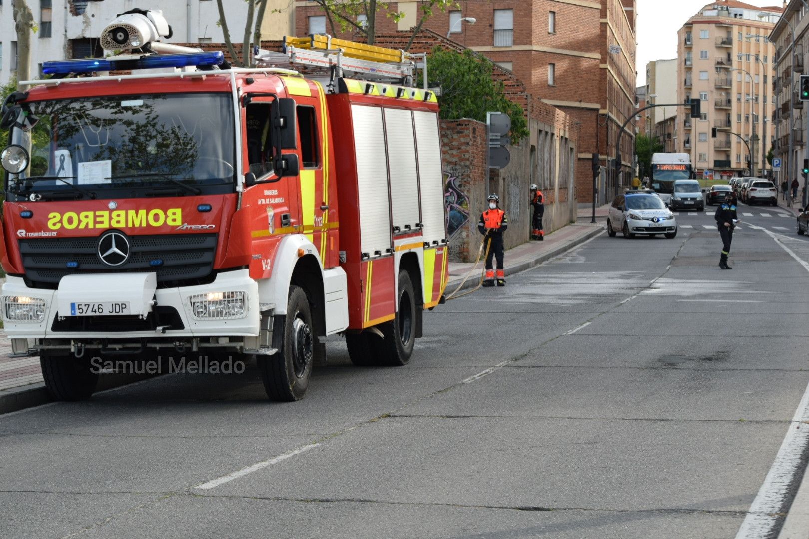 Los Bomberos sofocan un pequeño incendio en un solar de la calle Filipinas