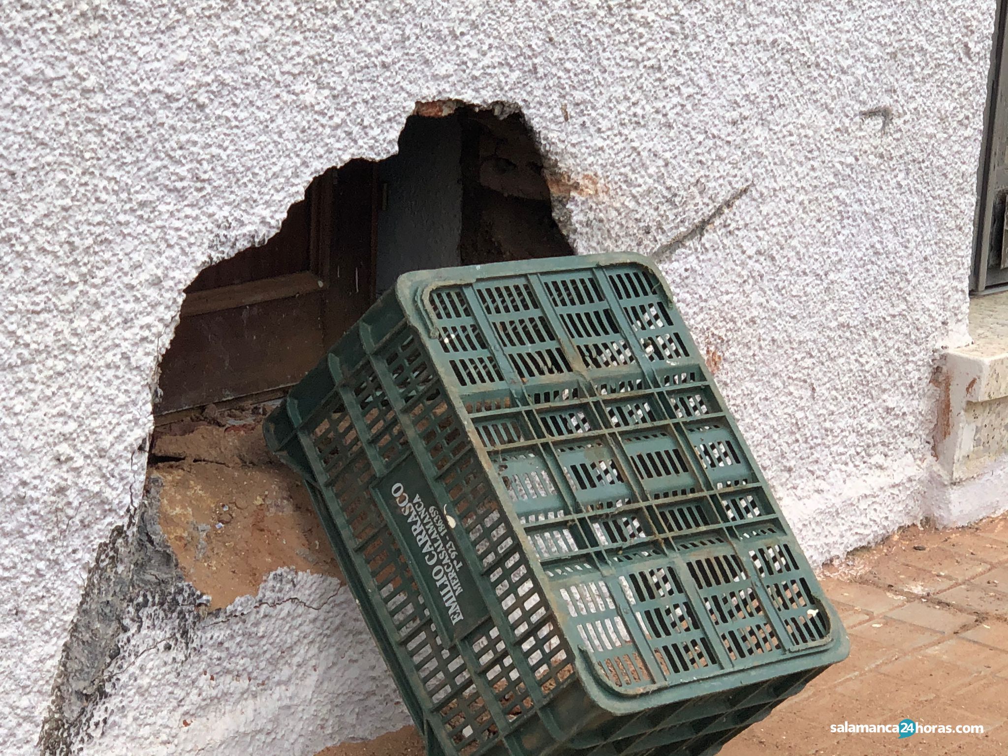 Hacen un agujero en la pared de una vivienda de Chamberí al chocar con un coche que dejan allí abandonado