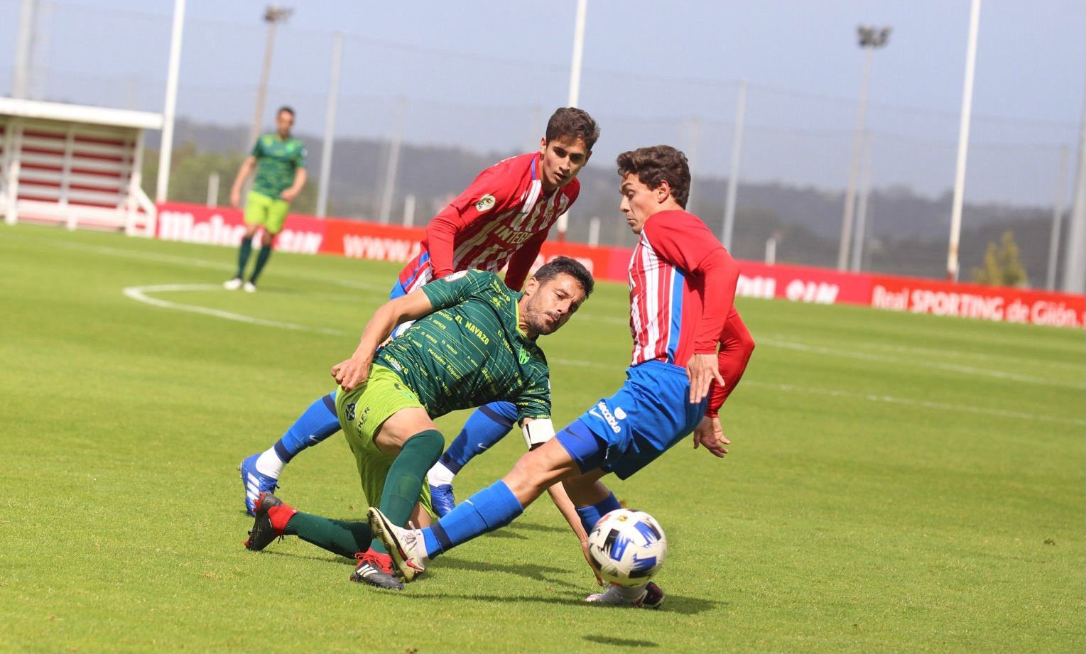 Un Guijuelo inerte pierde ante el Sporting B (3-1)