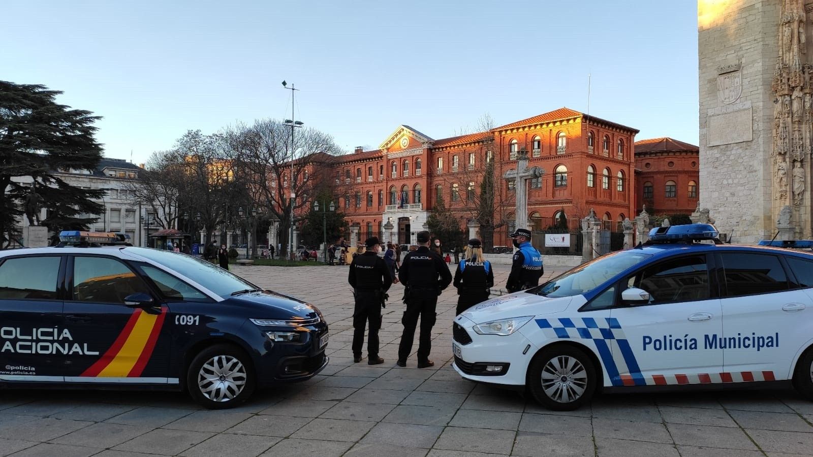 Dos detenidos en Valladolid por agredir a policías que acudieron de madrugada a una fiesta en una peluquería