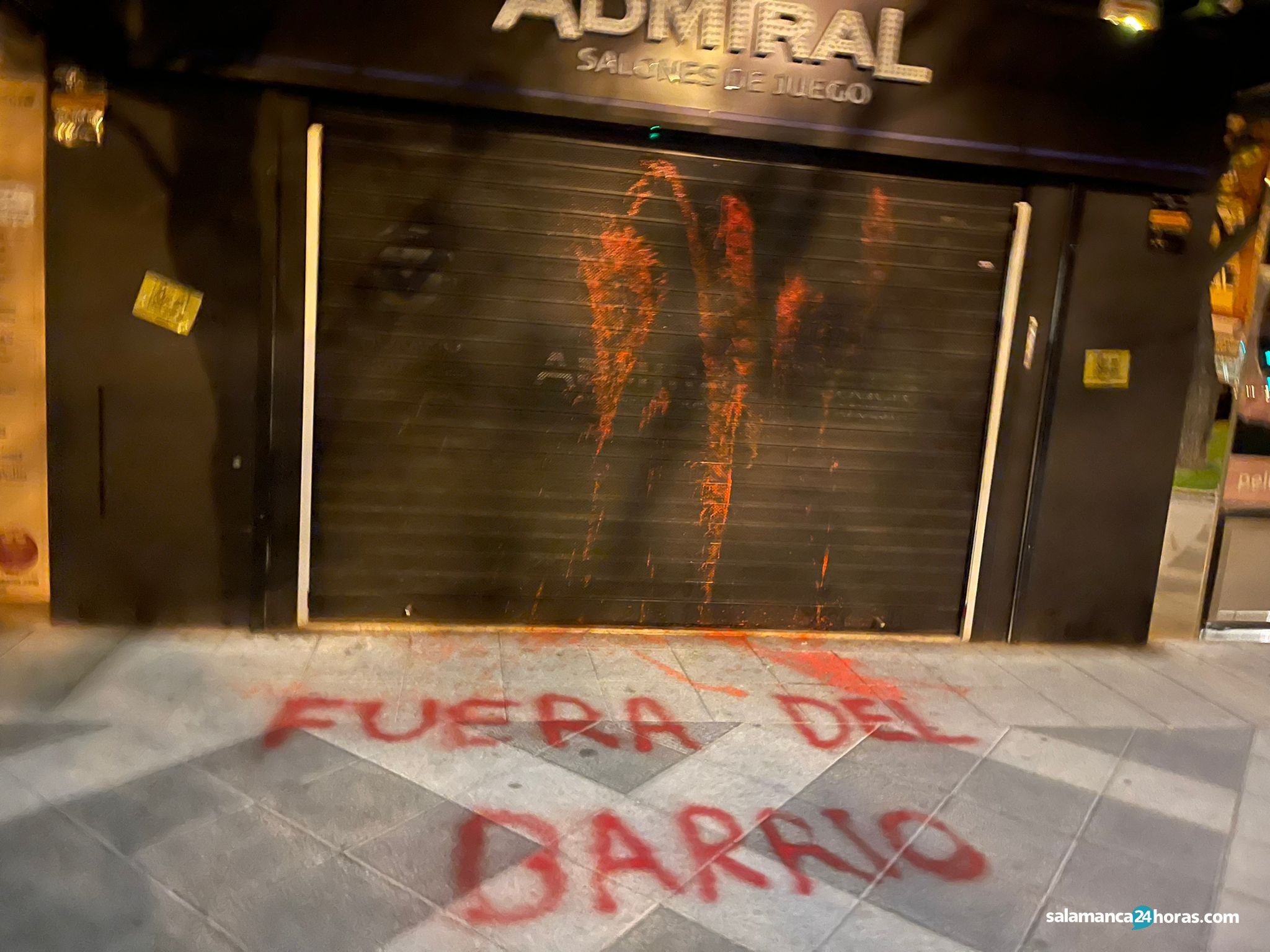 Aparecen pintadas contra las salas de juego en Garrido: 'Fuera del barrio'