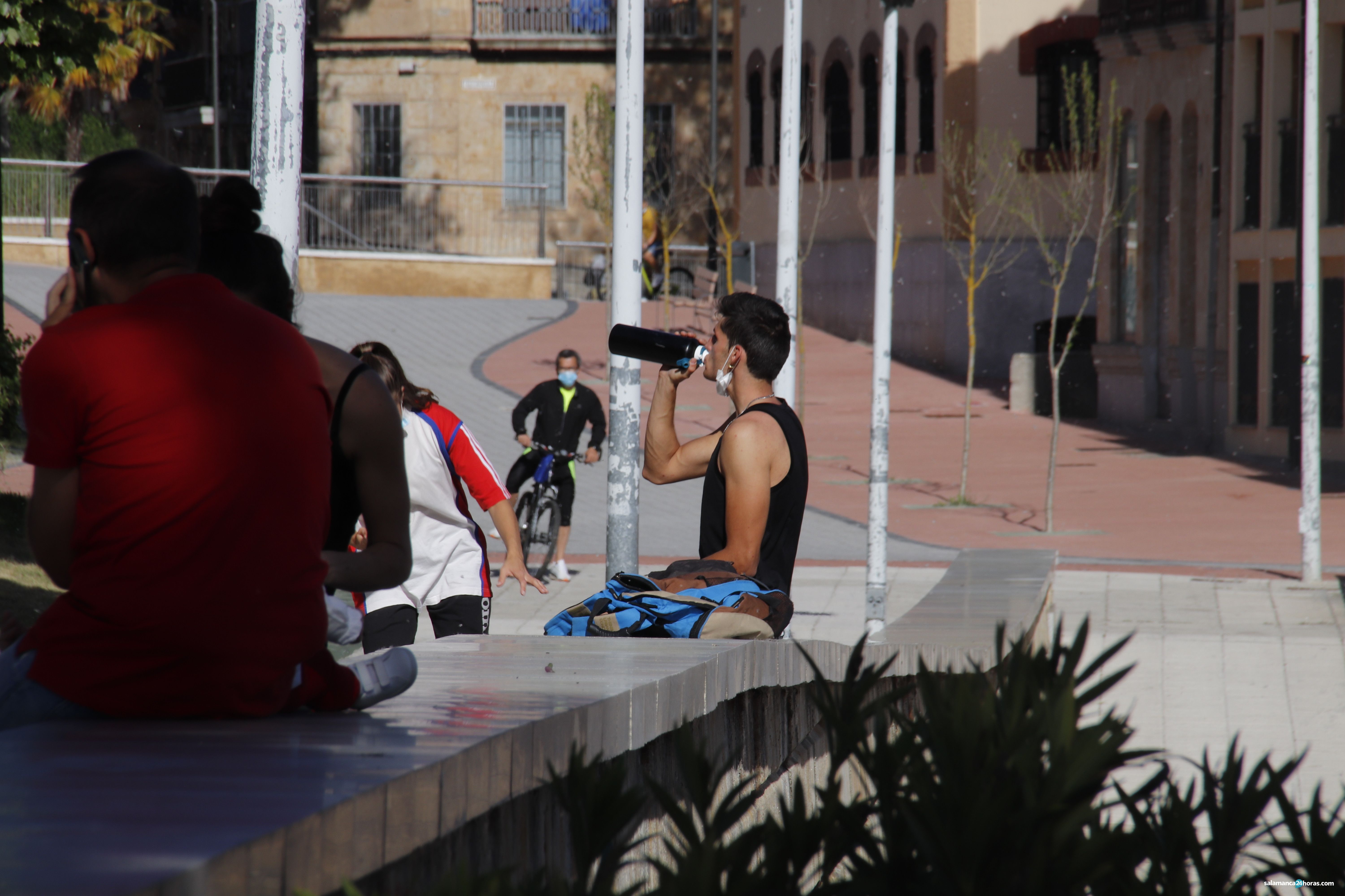 Un joven en Salamanca bebe agua.